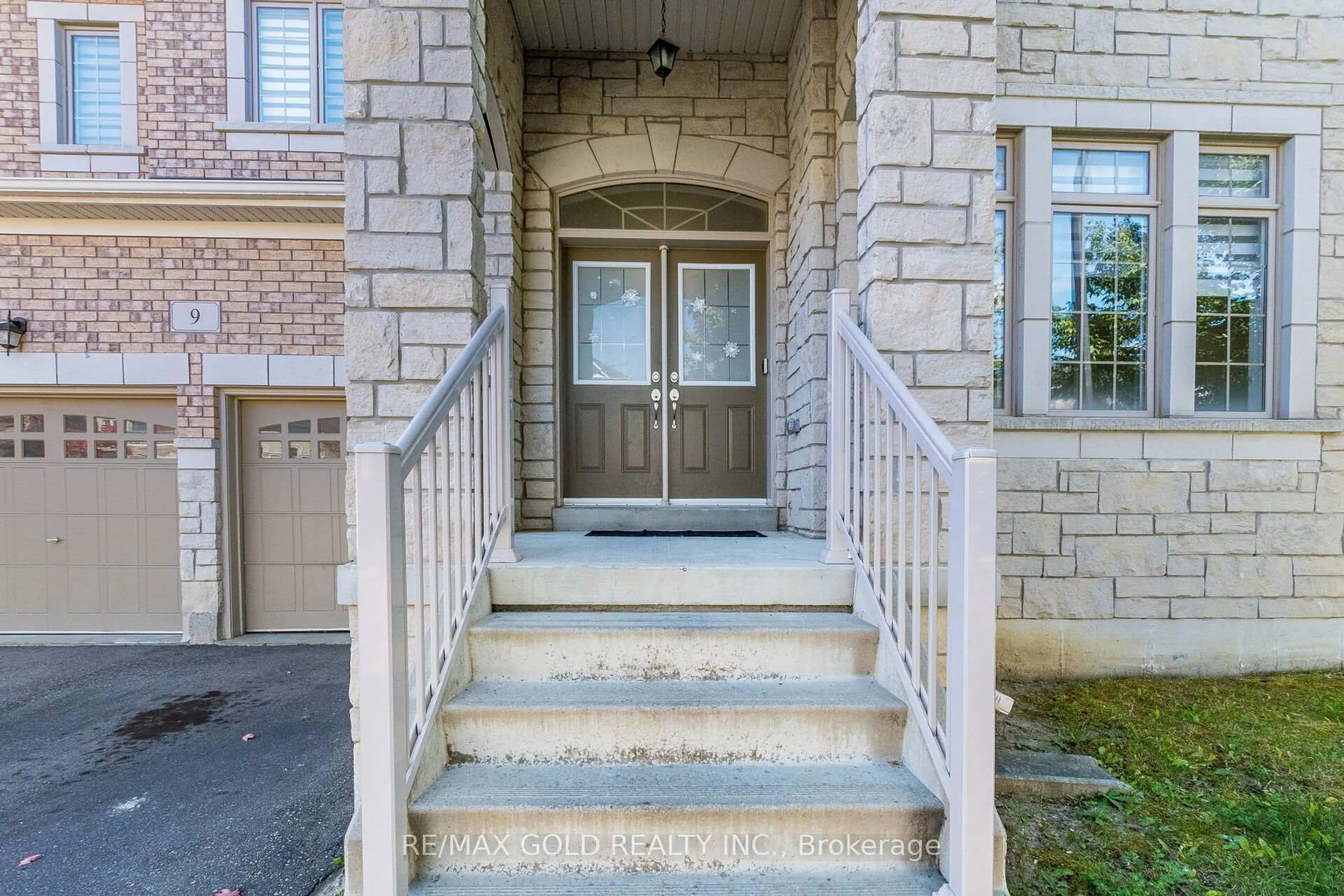 Indoor entryway for 9 Venue Rd, Brampton Ontario L6P 4E5