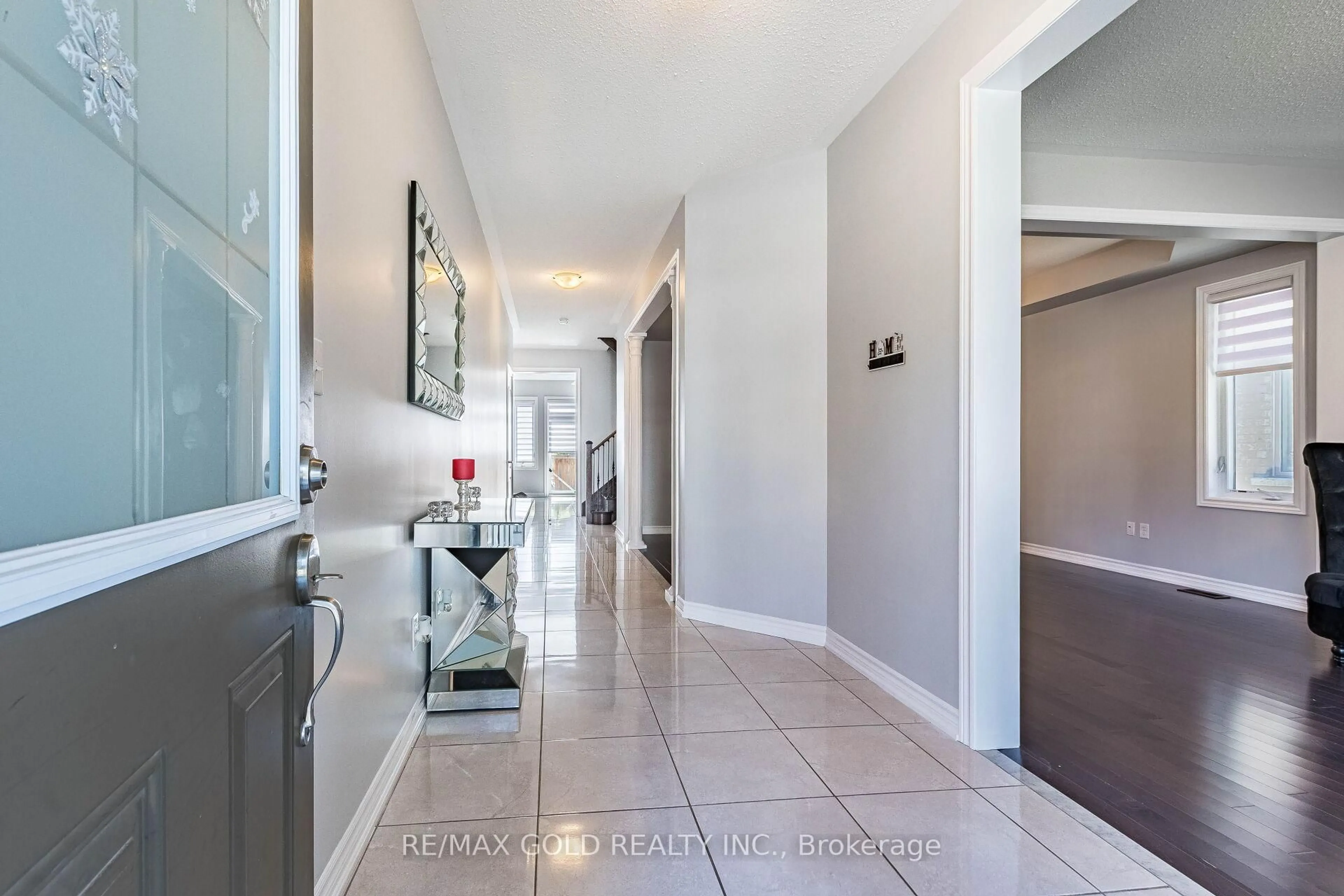 Indoor entryway for 9 Venue Rd, Brampton Ontario L6P 4E5