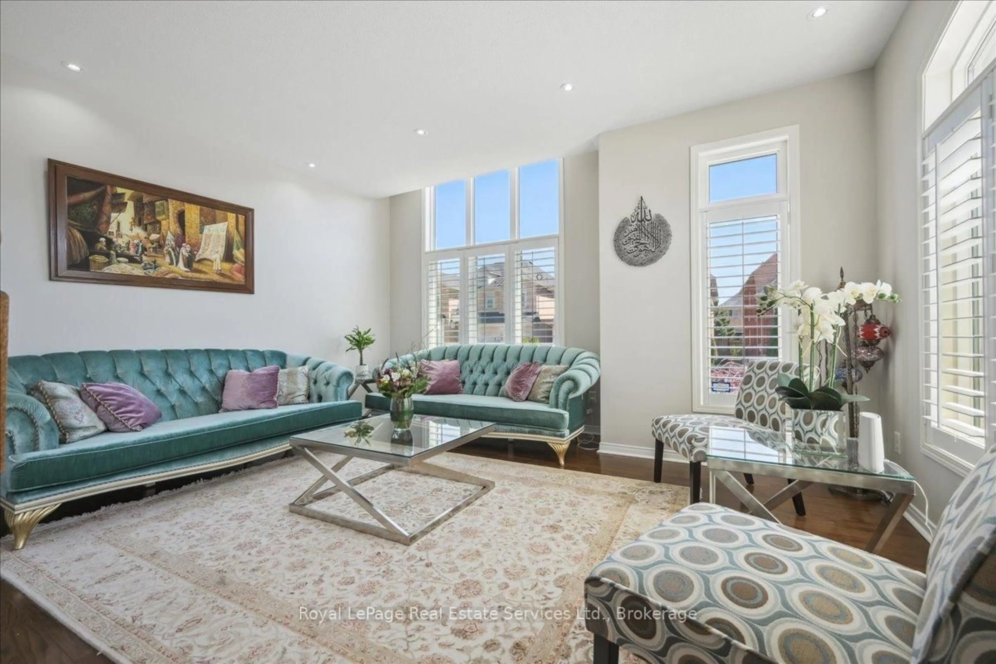 Living room with furniture, unknown for 4737 Deforest Cres, Burlington Ontario L7M 0K1