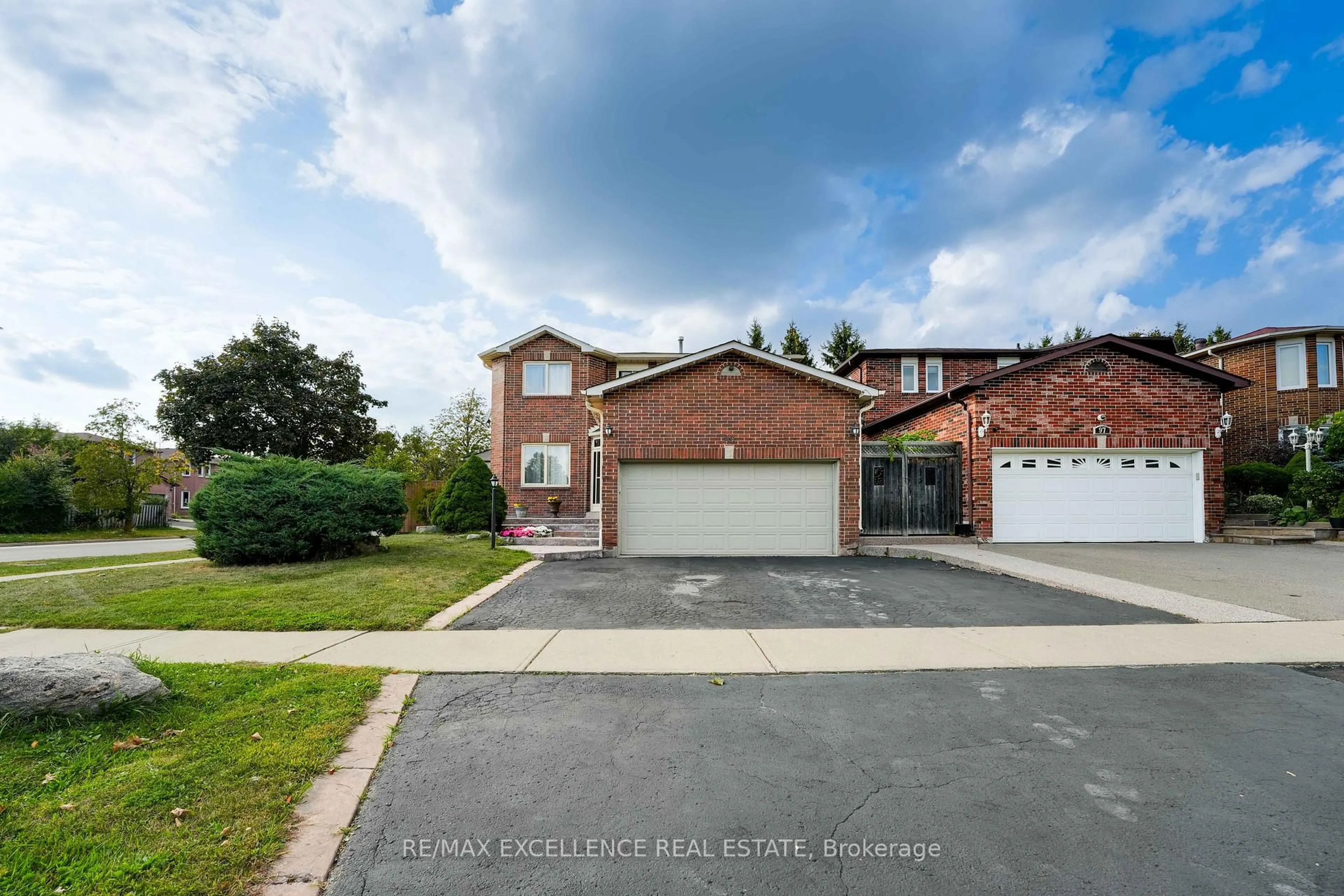 A pic from outside/outdoor area/front of a property/back of a property/a pic from drone, street for 99 Castlehill Rd, Brampton Ontario L6X 4C3