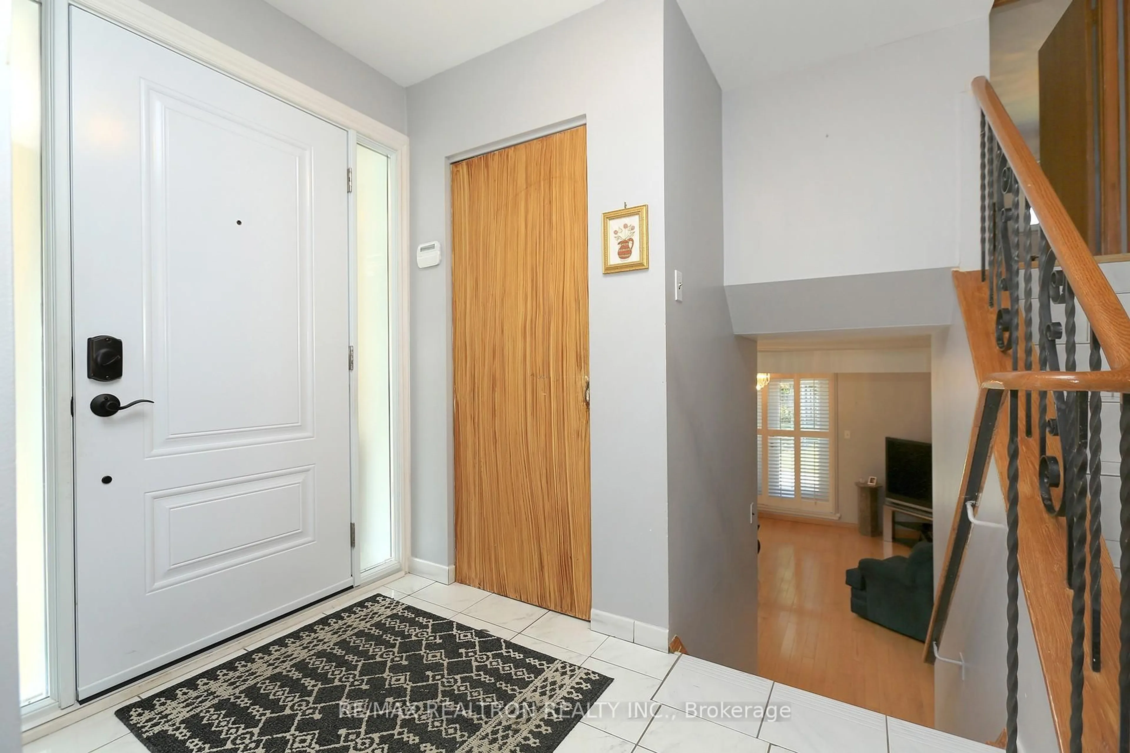 Indoor entryway for 80 Bloomington Cres, Toronto Ontario M3N 1R1