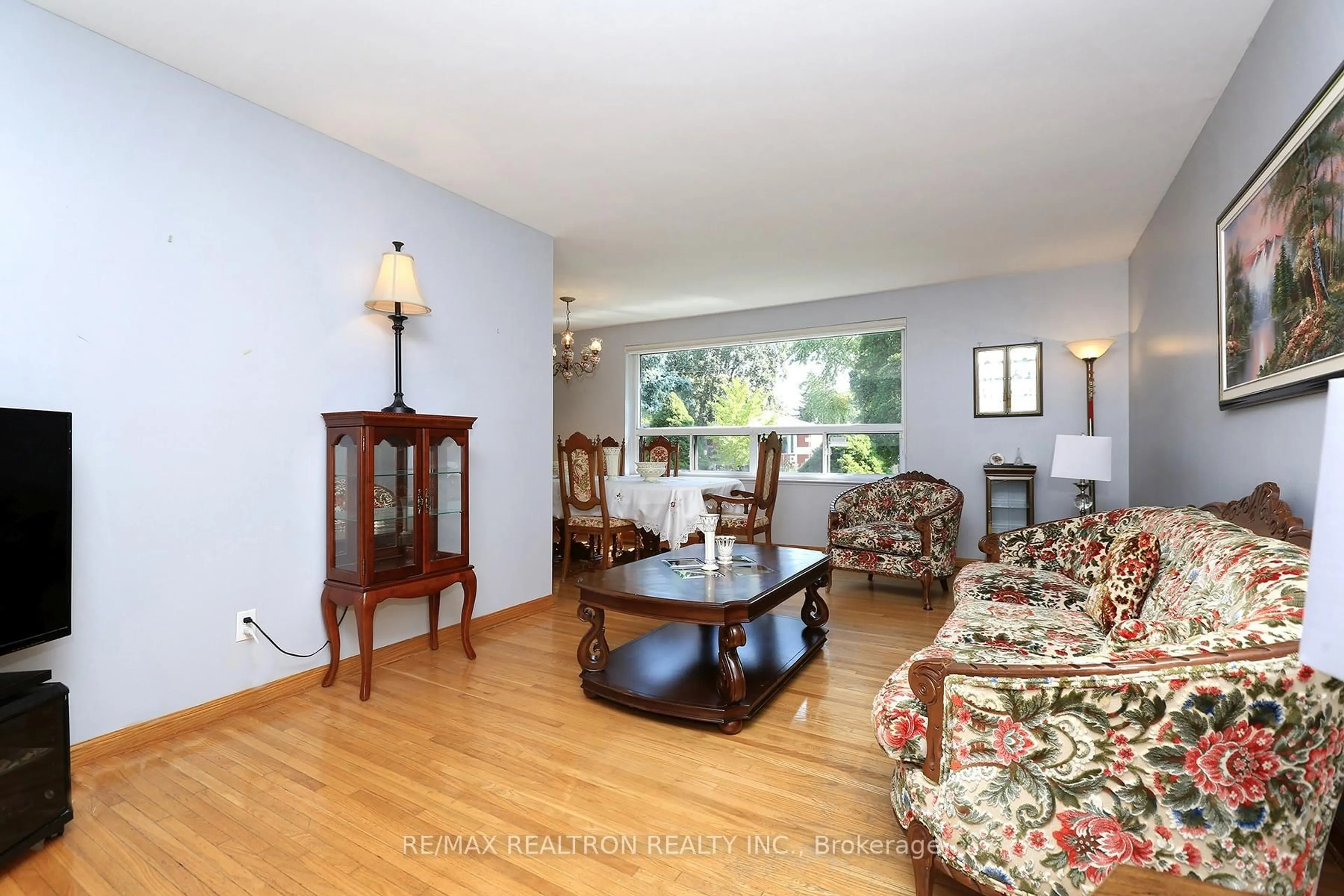 Living room with furniture, wood/laminate floor for 80 Bloomington Cres, Toronto Ontario M3N 1R1