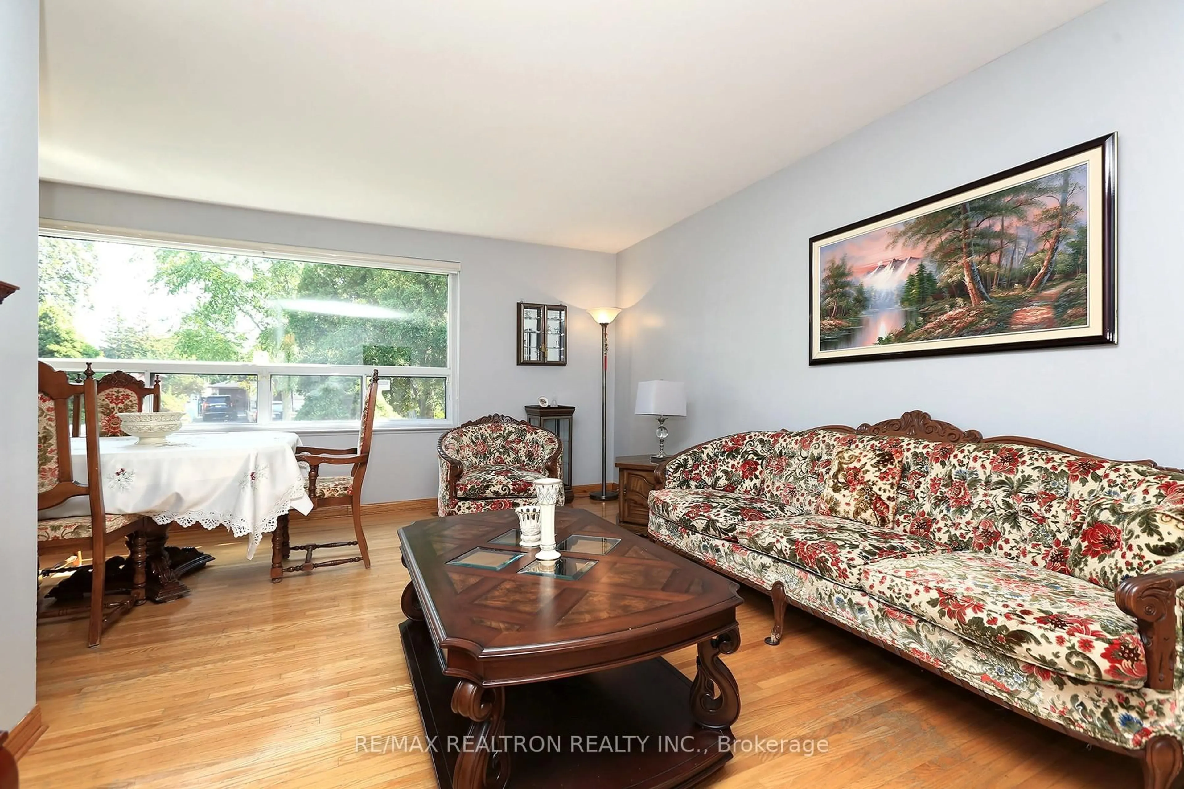Living room with furniture, wood/laminate floor for 80 Bloomington Cres, Toronto Ontario M3N 1R1