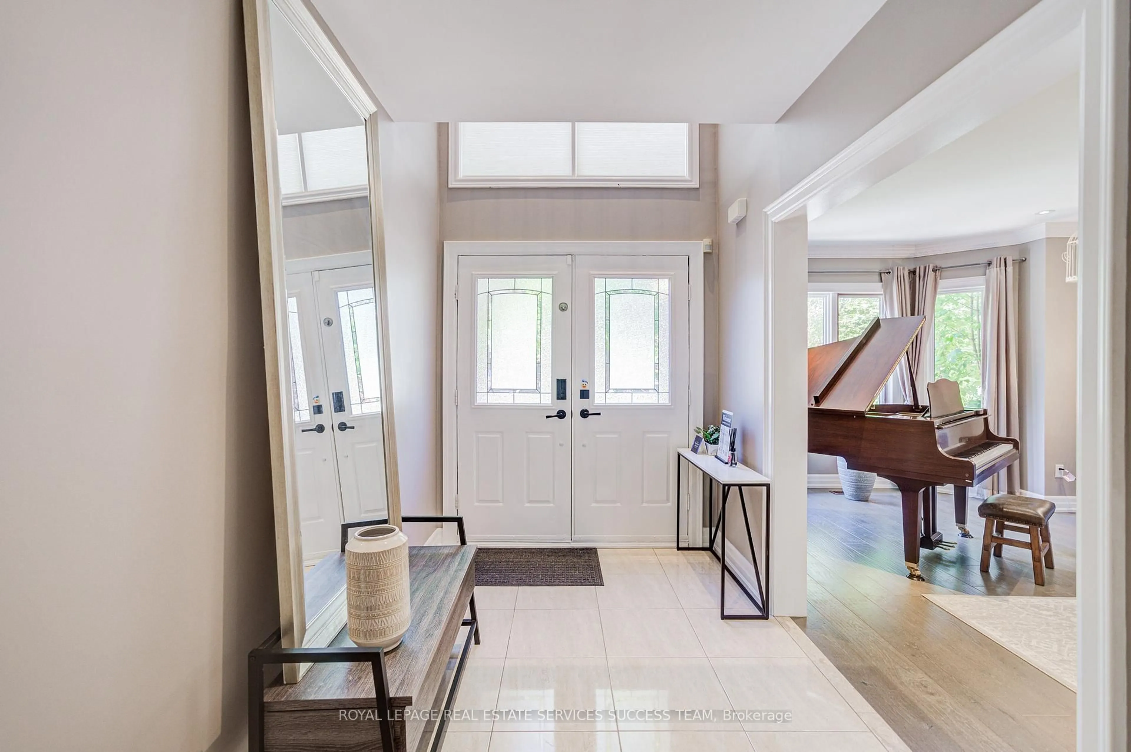 Indoor entryway for 1378 Bayshire Dr, Oakville Ontario L6H 6C7