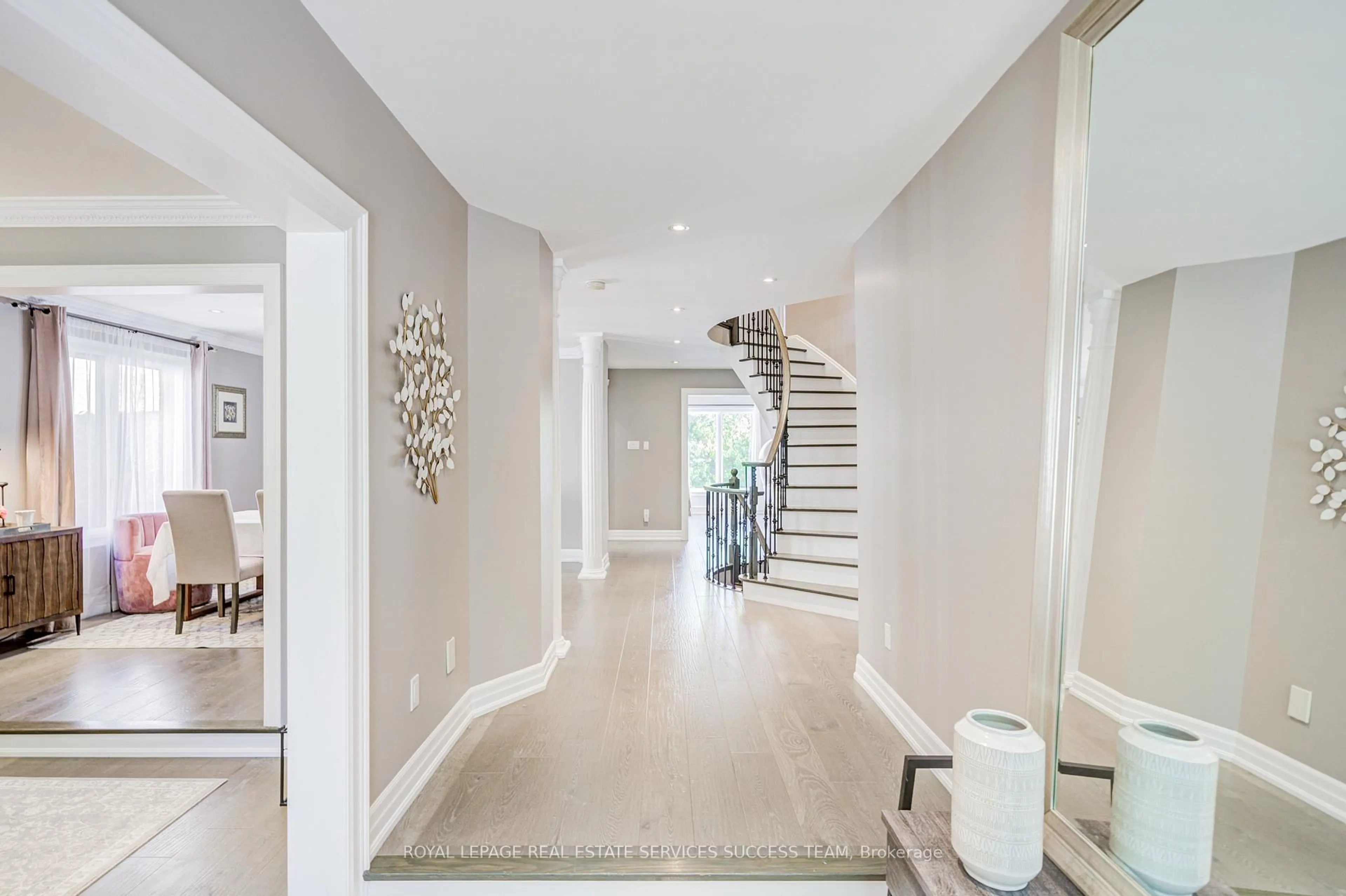Indoor entryway for 1378 Bayshire Dr, Oakville Ontario L6H 6C7