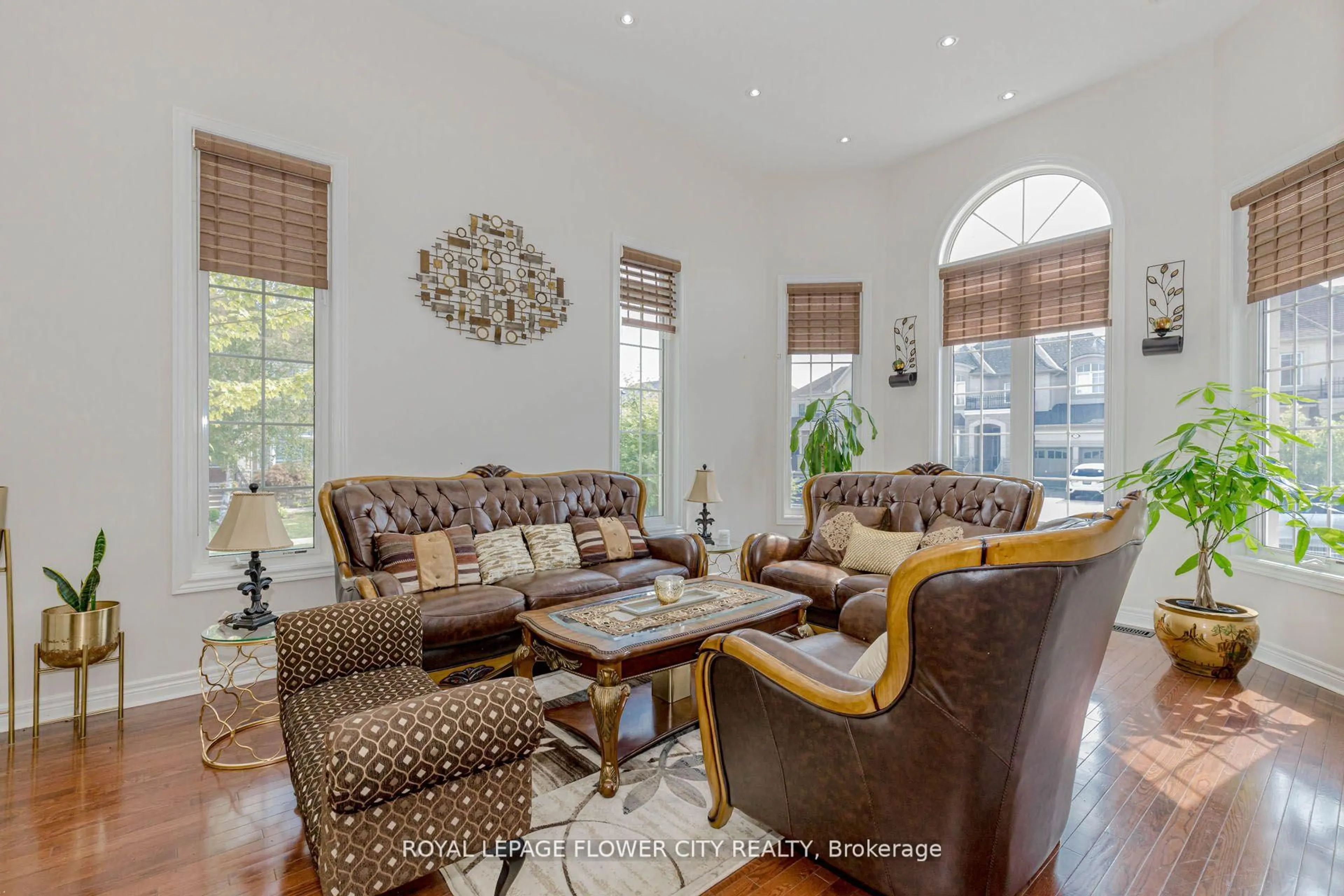 Living room with furniture, unknown for 11 Vintonridge Dr, Brampton Ontario L6P 2T8