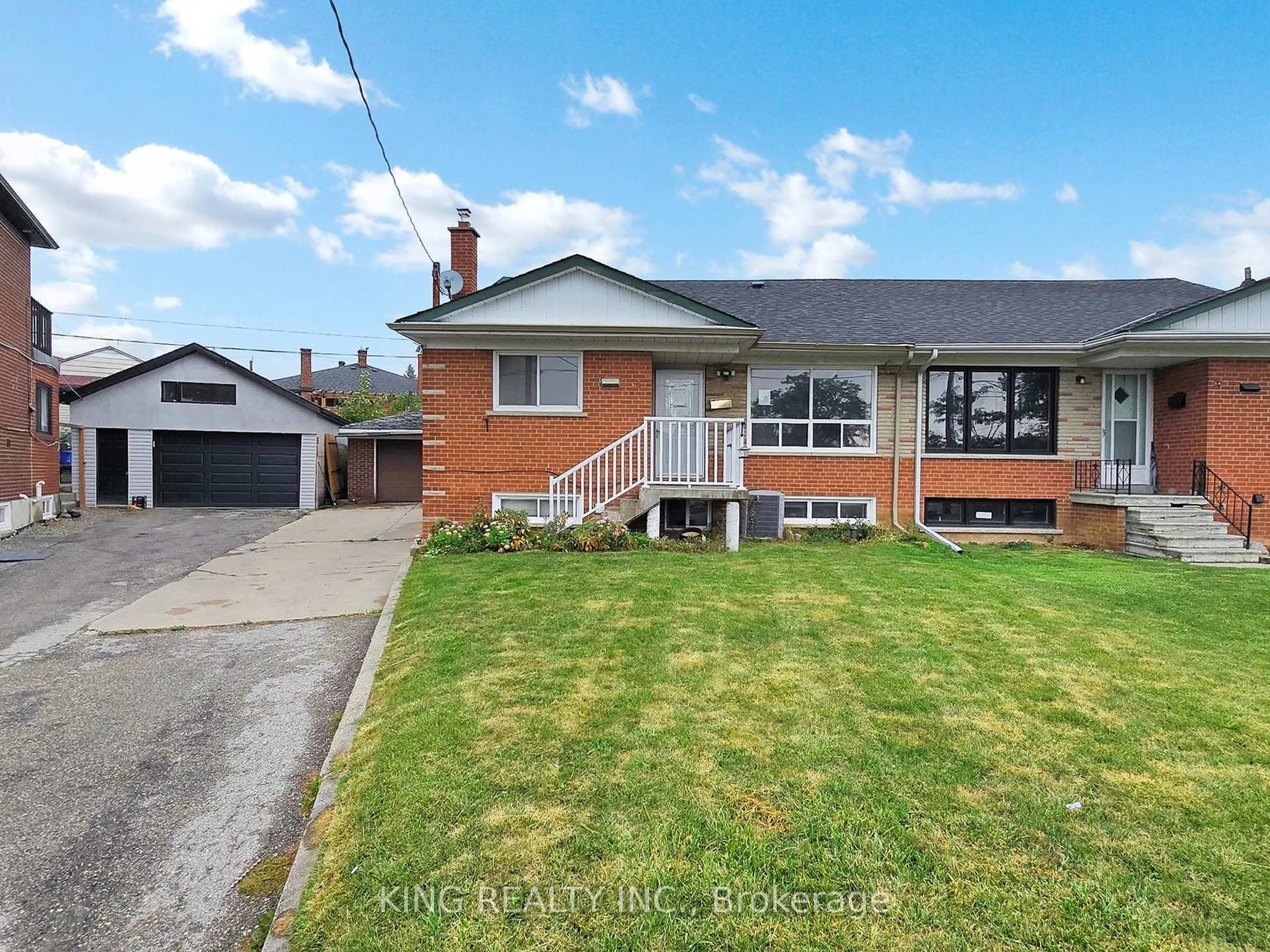 A pic from outside/outdoor area/front of a property/back of a property/a pic from drone, street for 62 KANARICK CRES Cres, Toronto Ontario M3L 1P4
