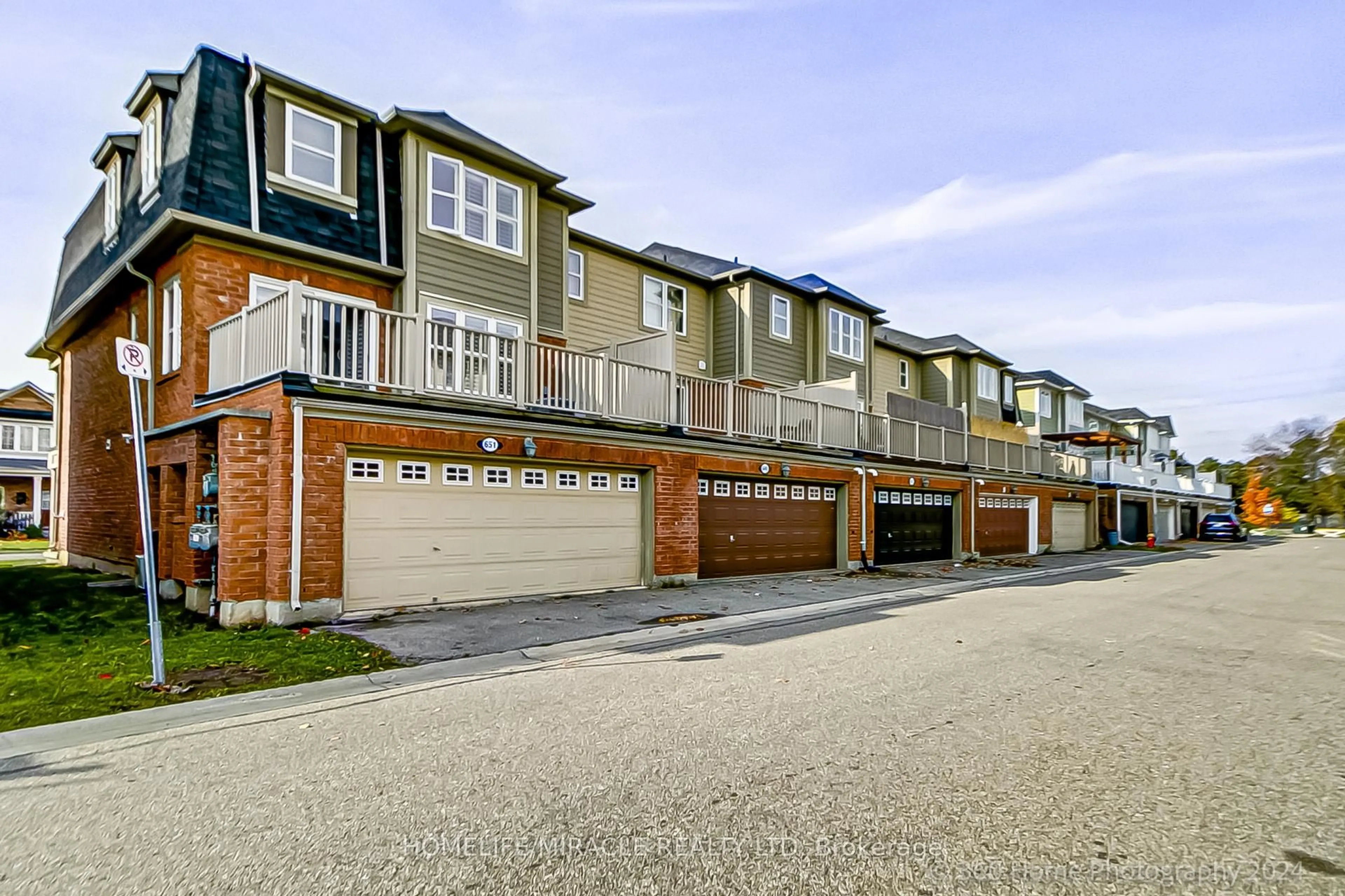 A pic from outside/outdoor area/front of a property/back of a property/a pic from drone, street for 651 Cargill Path, Milton Ontario L9T 0G3