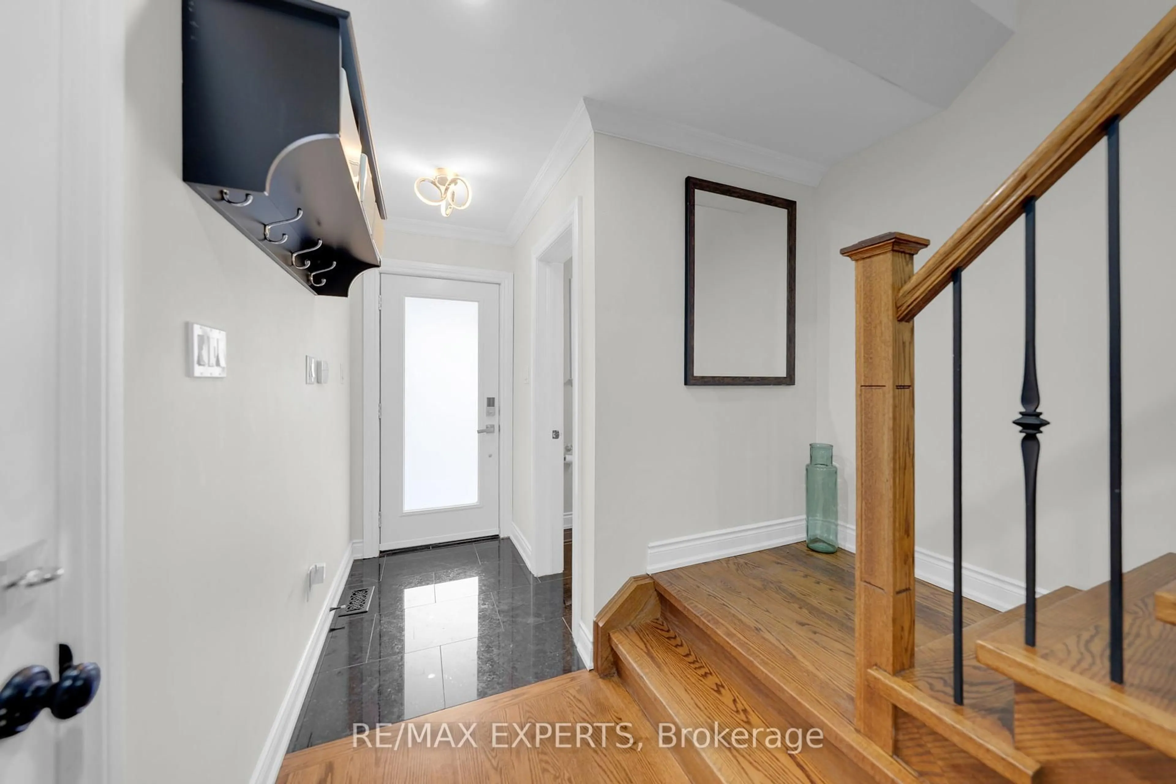 Indoor entryway for 55 Manorwood Crt, Caledon Ontario L7E 2T2