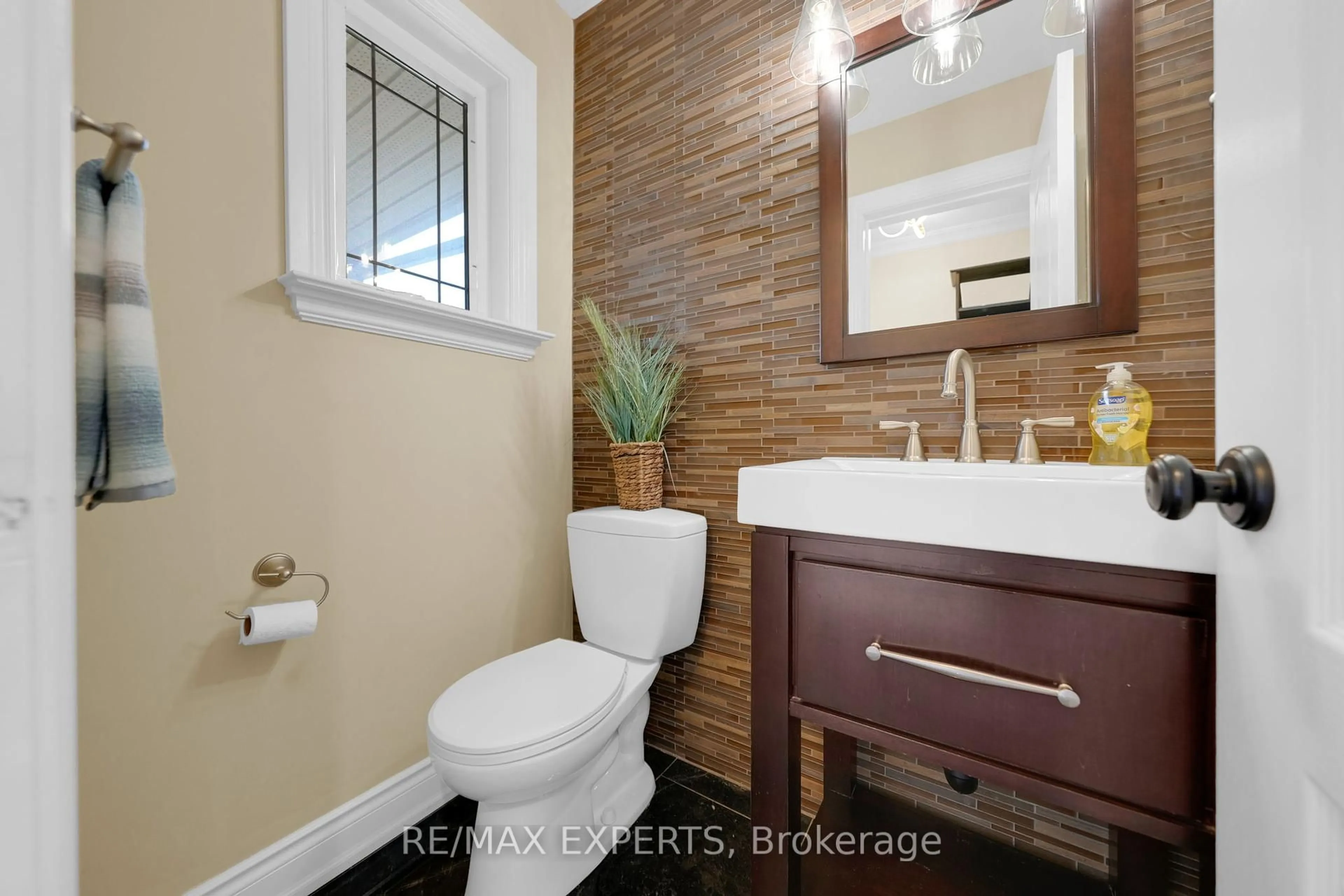 Contemporary bathroom, ceramic/tile floor for 55 Manorwood Crt, Caledon Ontario L7E 2T2