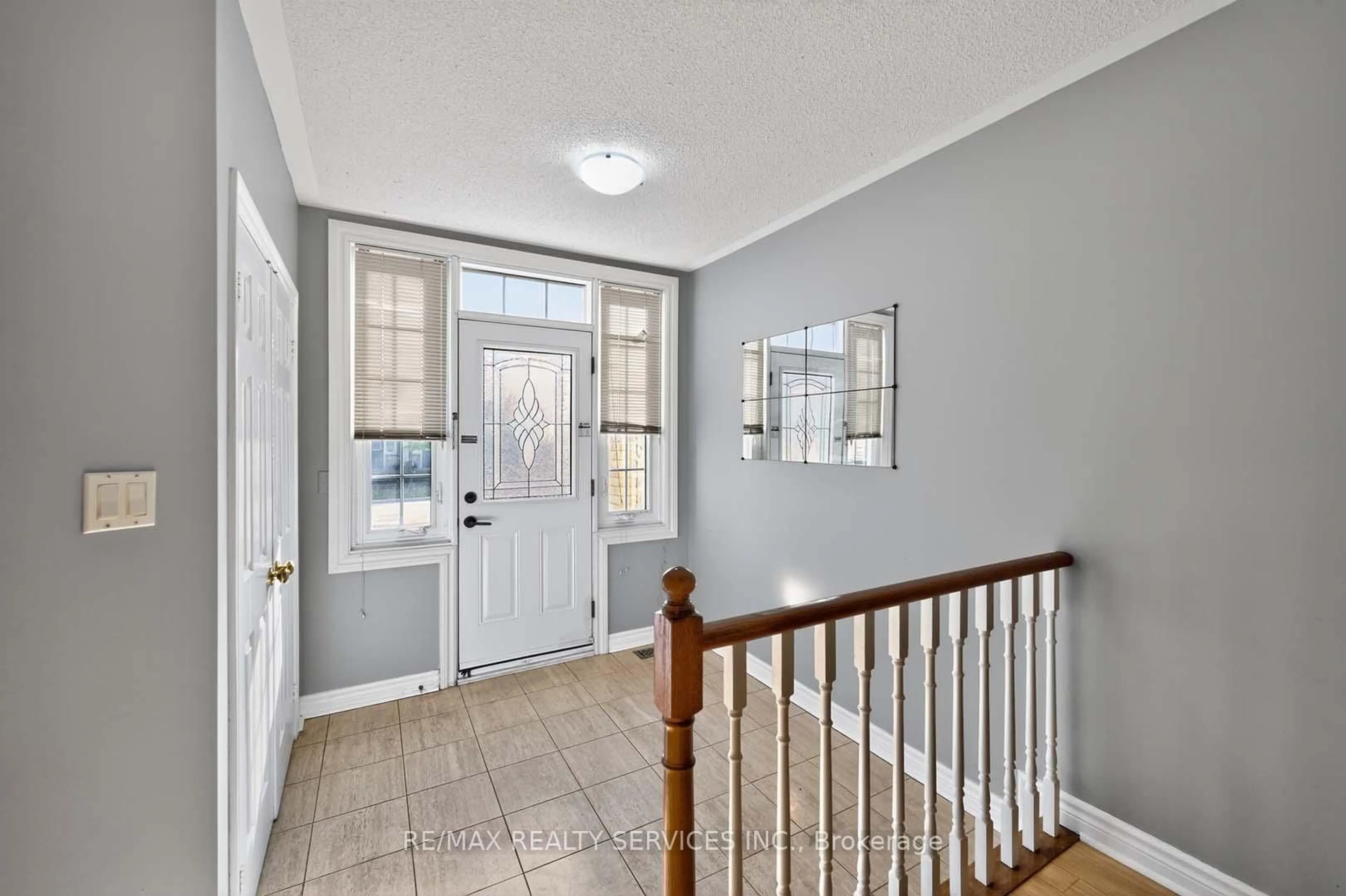 Indoor entryway for 8 Hartnell Sq, Brampton Ontario L6S 5W7
