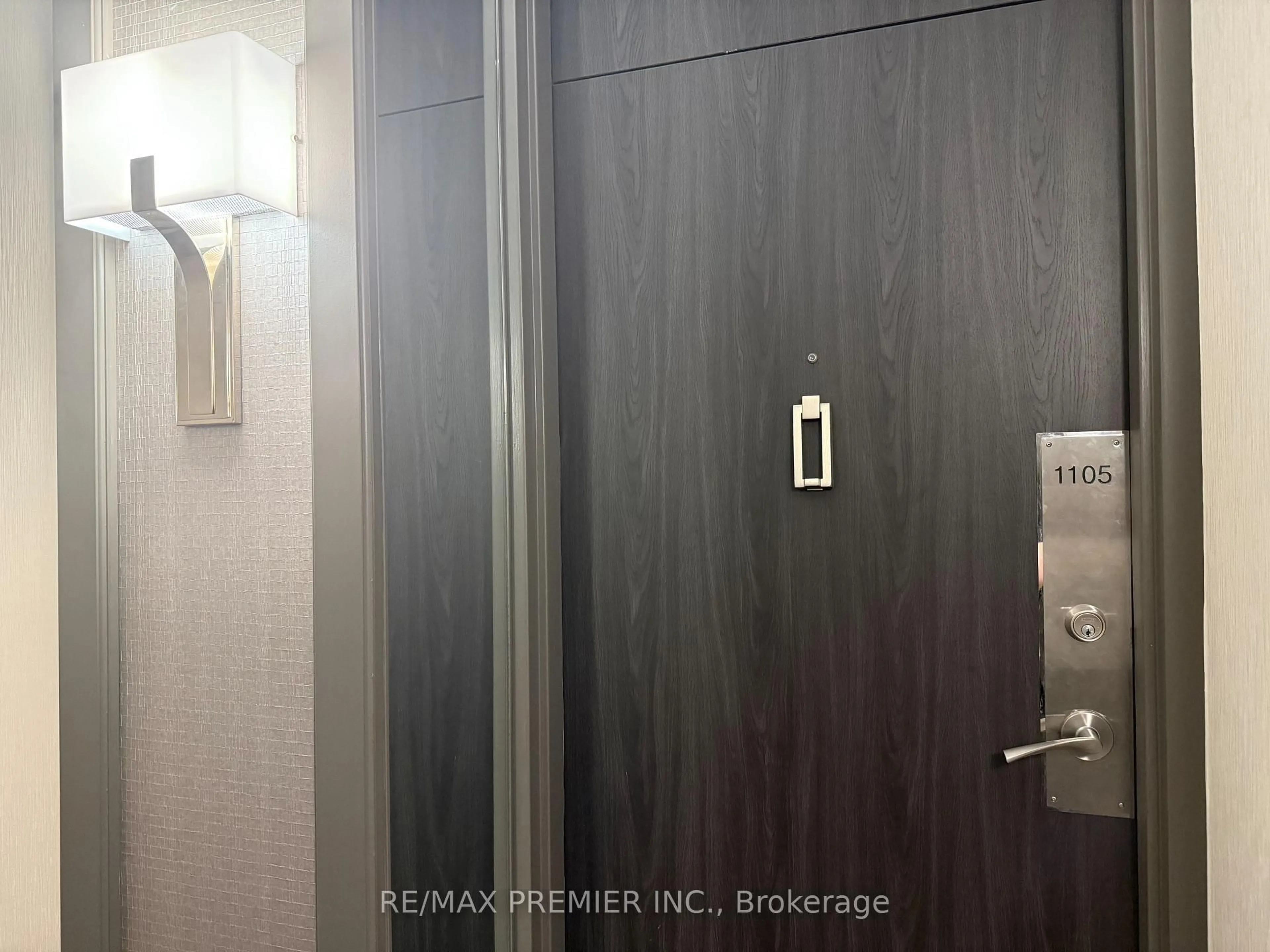 Indoor foyer for 260 Scarlett Rd #1105, Toronto Ontario M6N 4X6