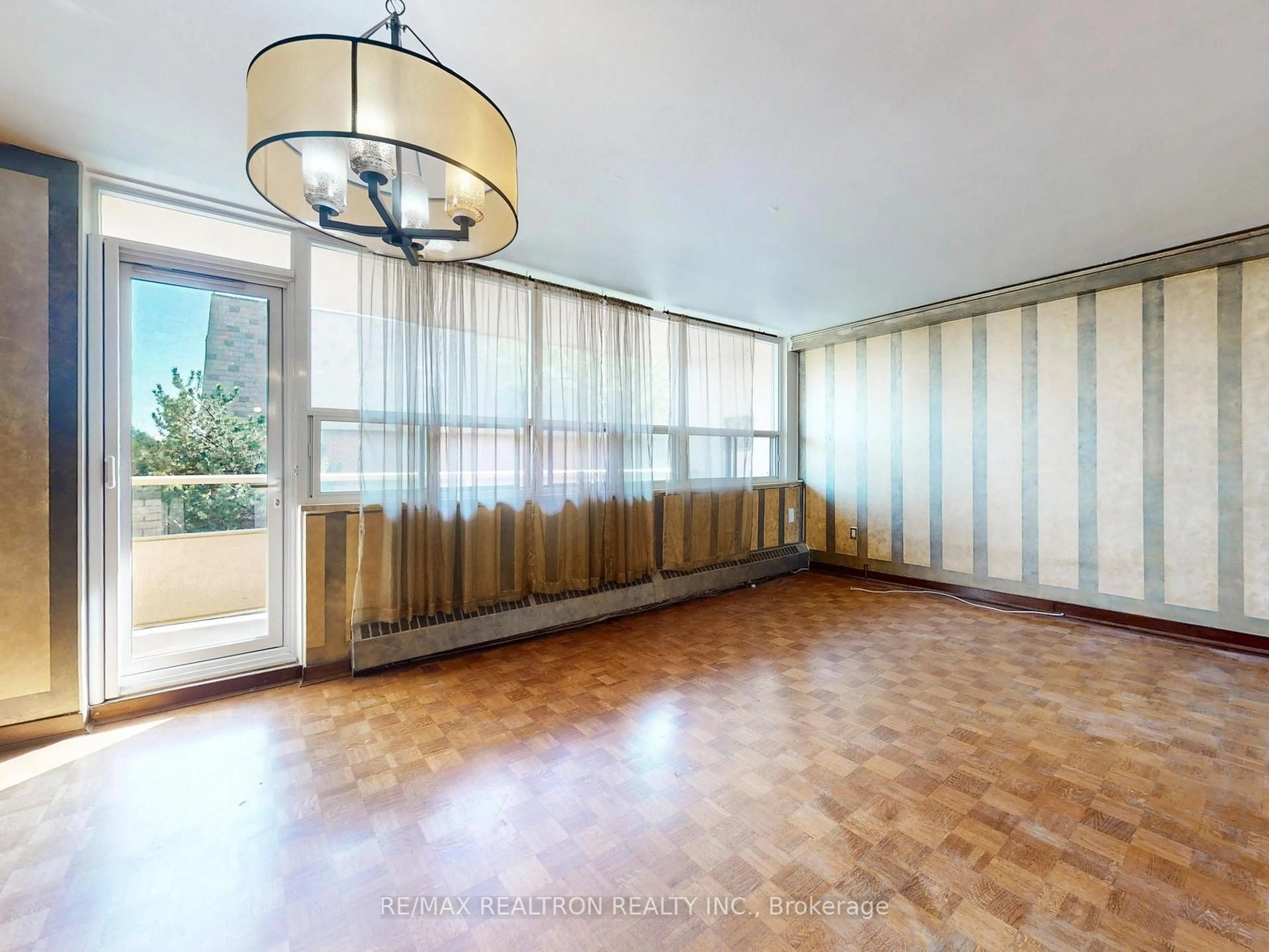 Indoor foyer for 360 Ridelle Ave #410, Toronto Ontario M6B 1K1