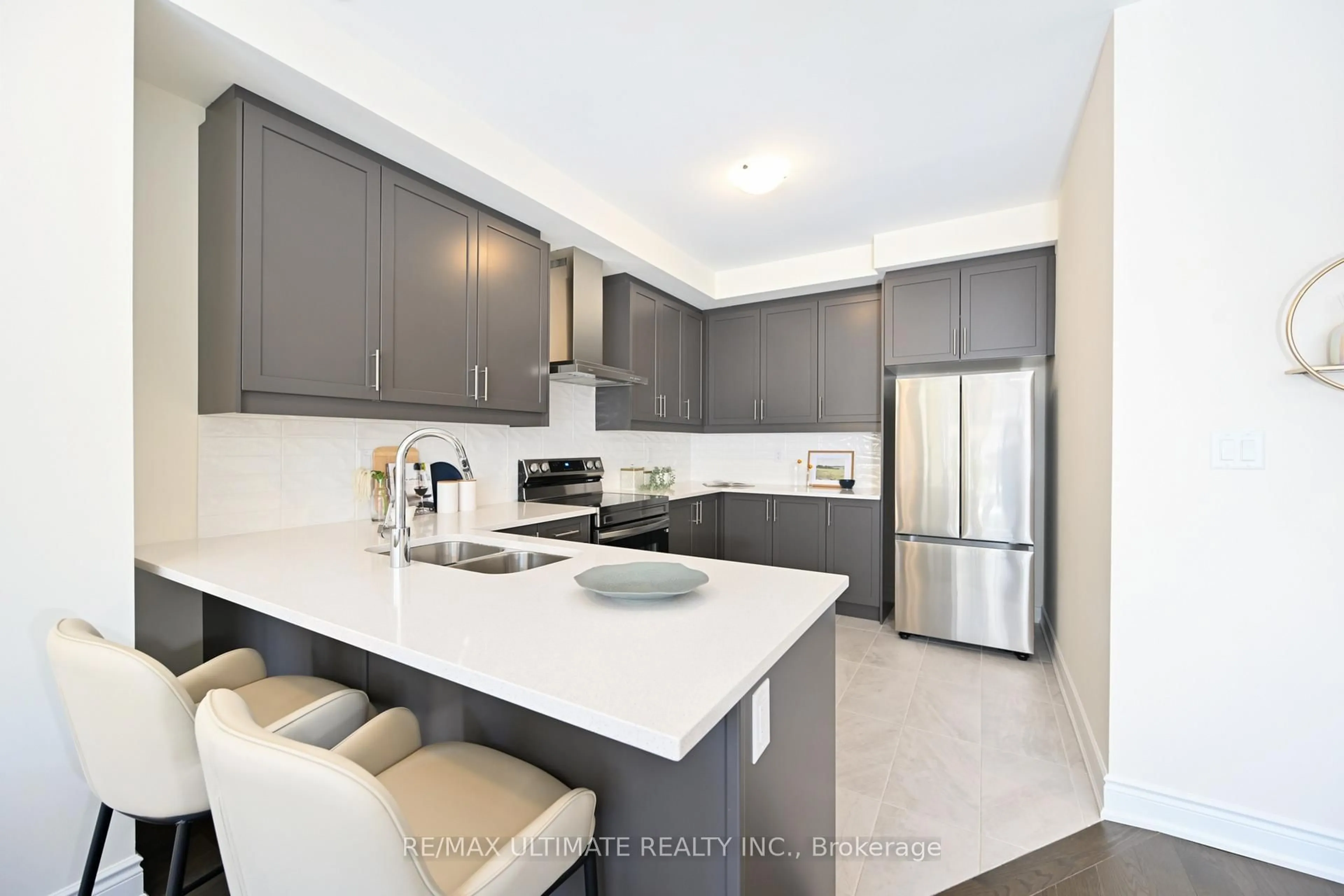 Open concept kitchen, ceramic/tile floor for 33 Bonnington Dr, Brampton Ontario L7A 5M1