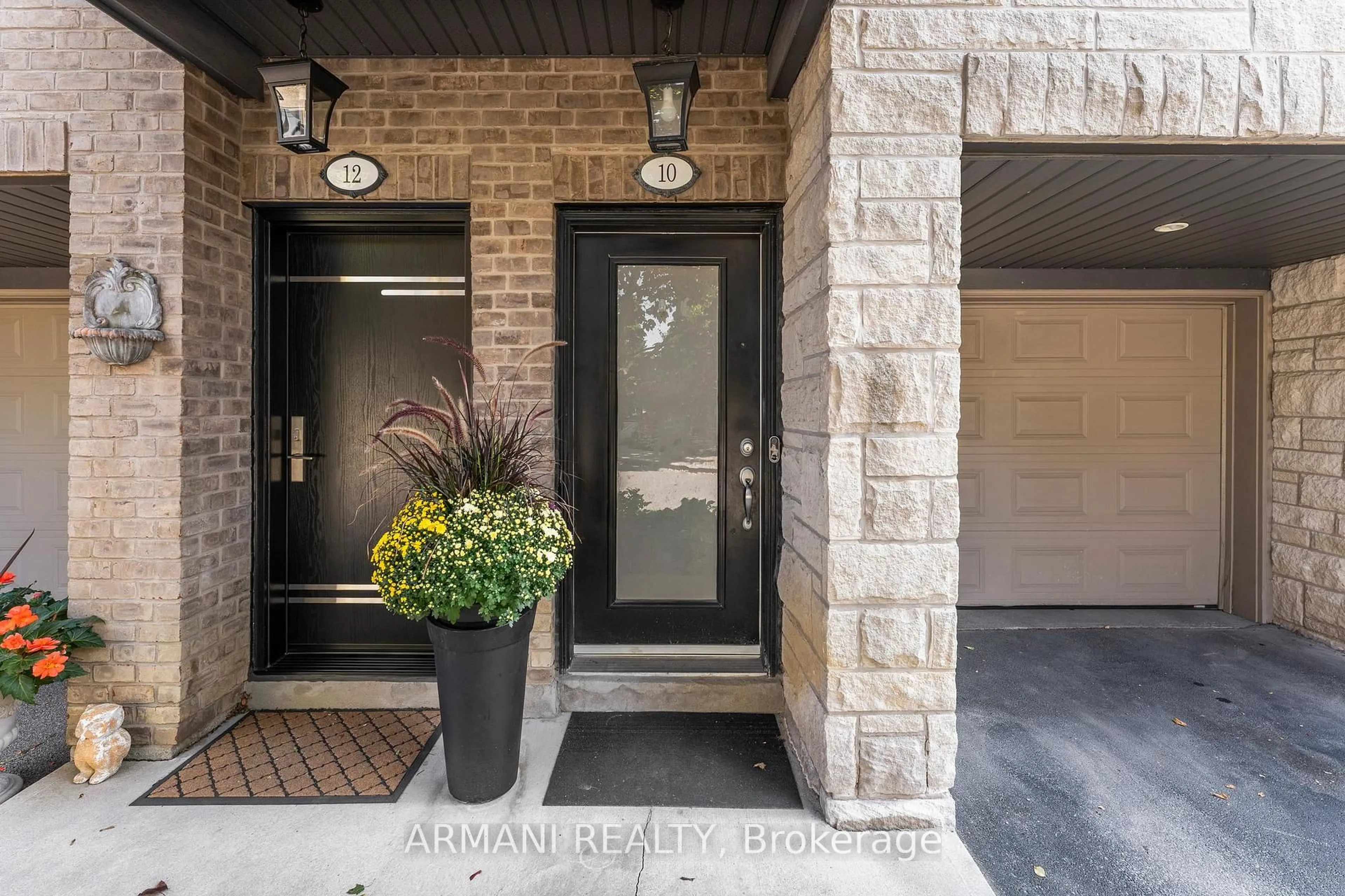 Indoor entryway for 10 Lobo Mews, Toronto Ontario M8Z 0B1