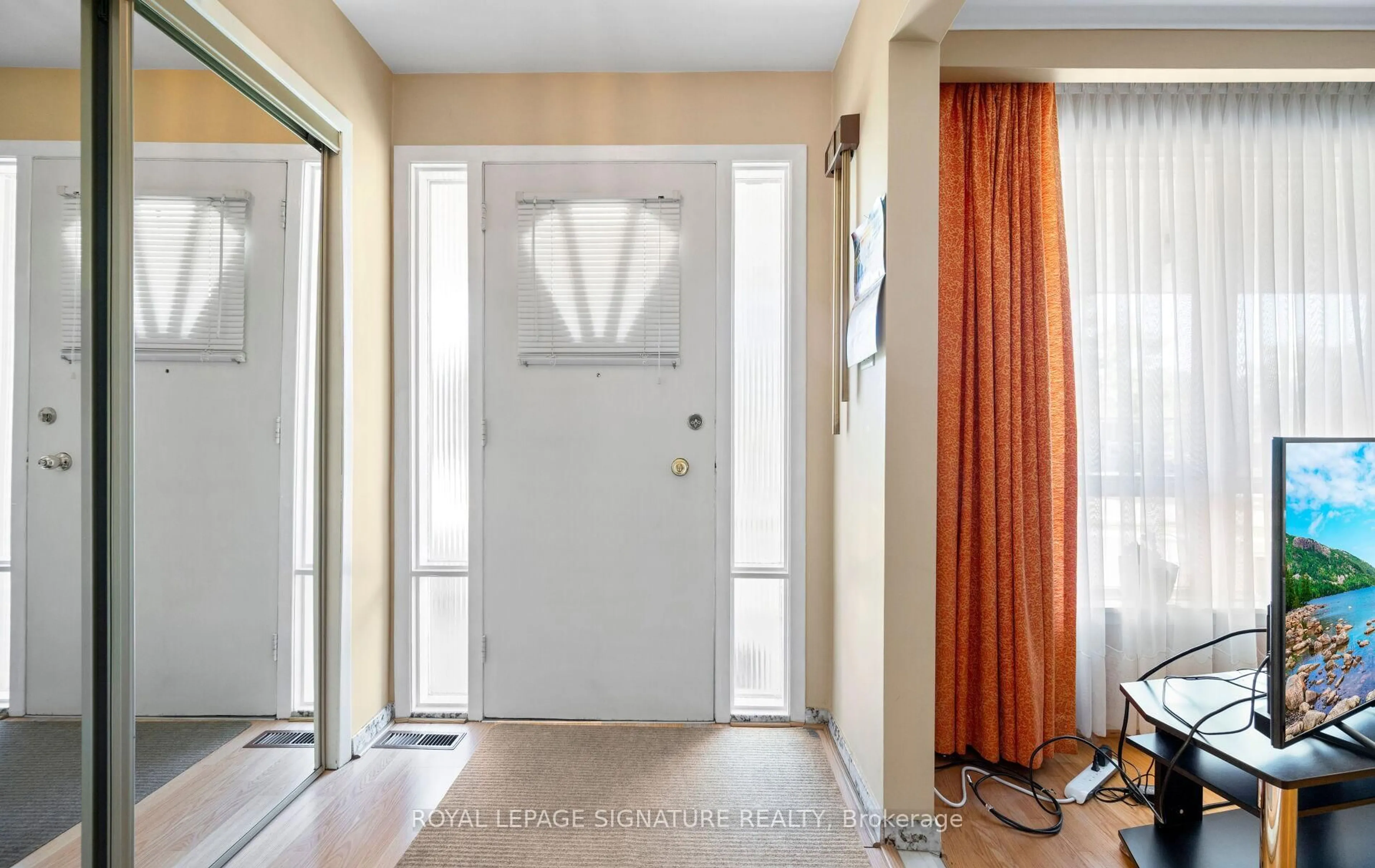 Indoor entryway for 1225 McBride Ave, Mississauga Ontario L5C 1N1