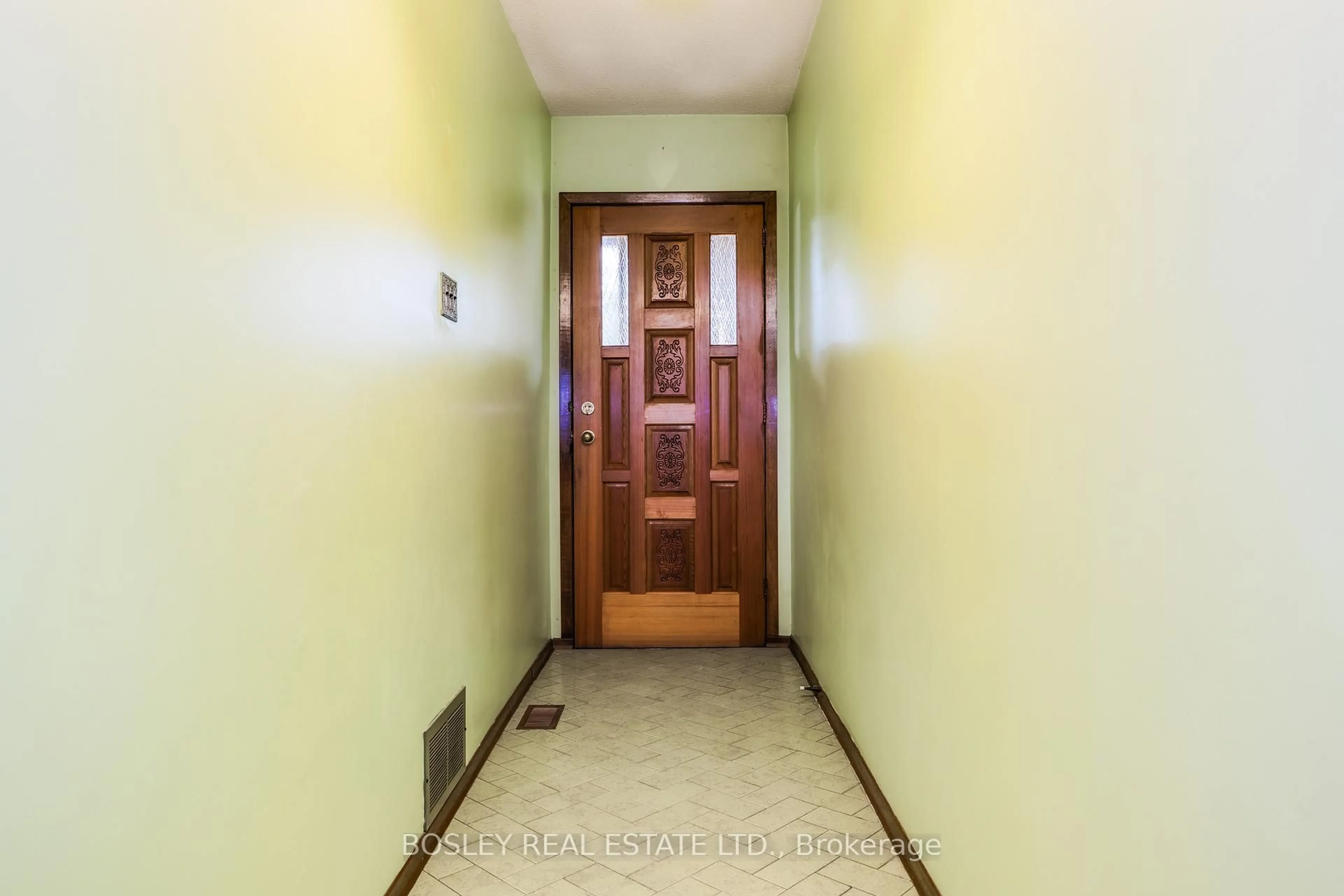 Indoor foyer for 73 Salem Ave, Toronto Ontario M6H 3C2