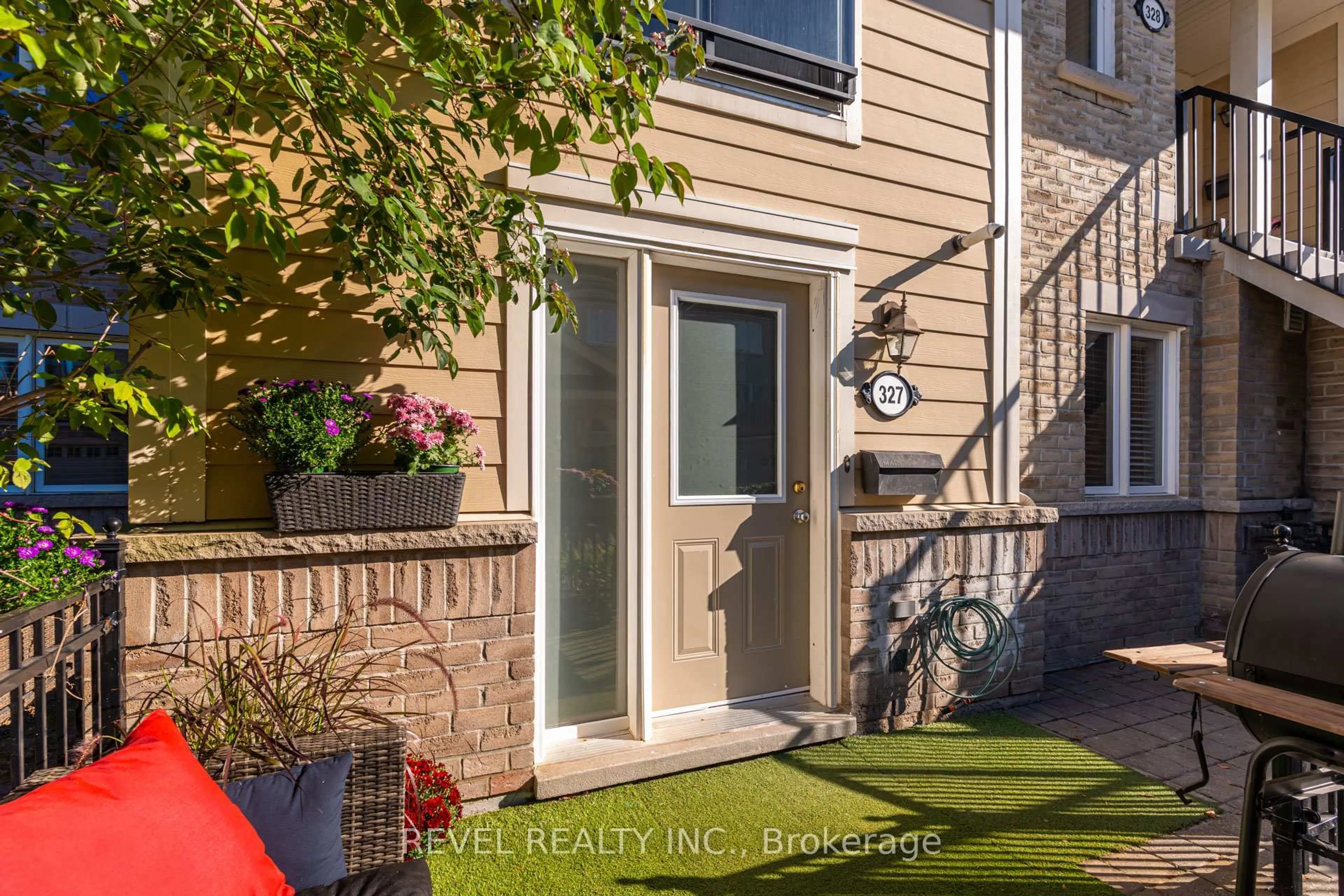 Indoor entryway for 4975 Southampton Dr #327, Mississauga Ontario L5M 8C8