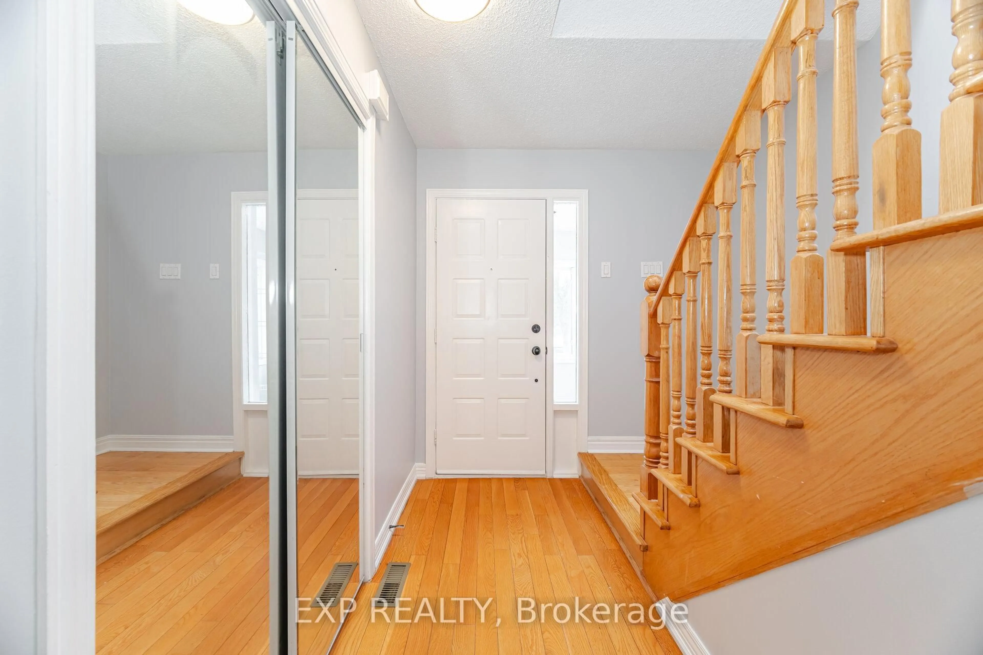 Indoor entryway for 4102 Forest Fire Cres, Mississauga Ontario L4W 3P5
