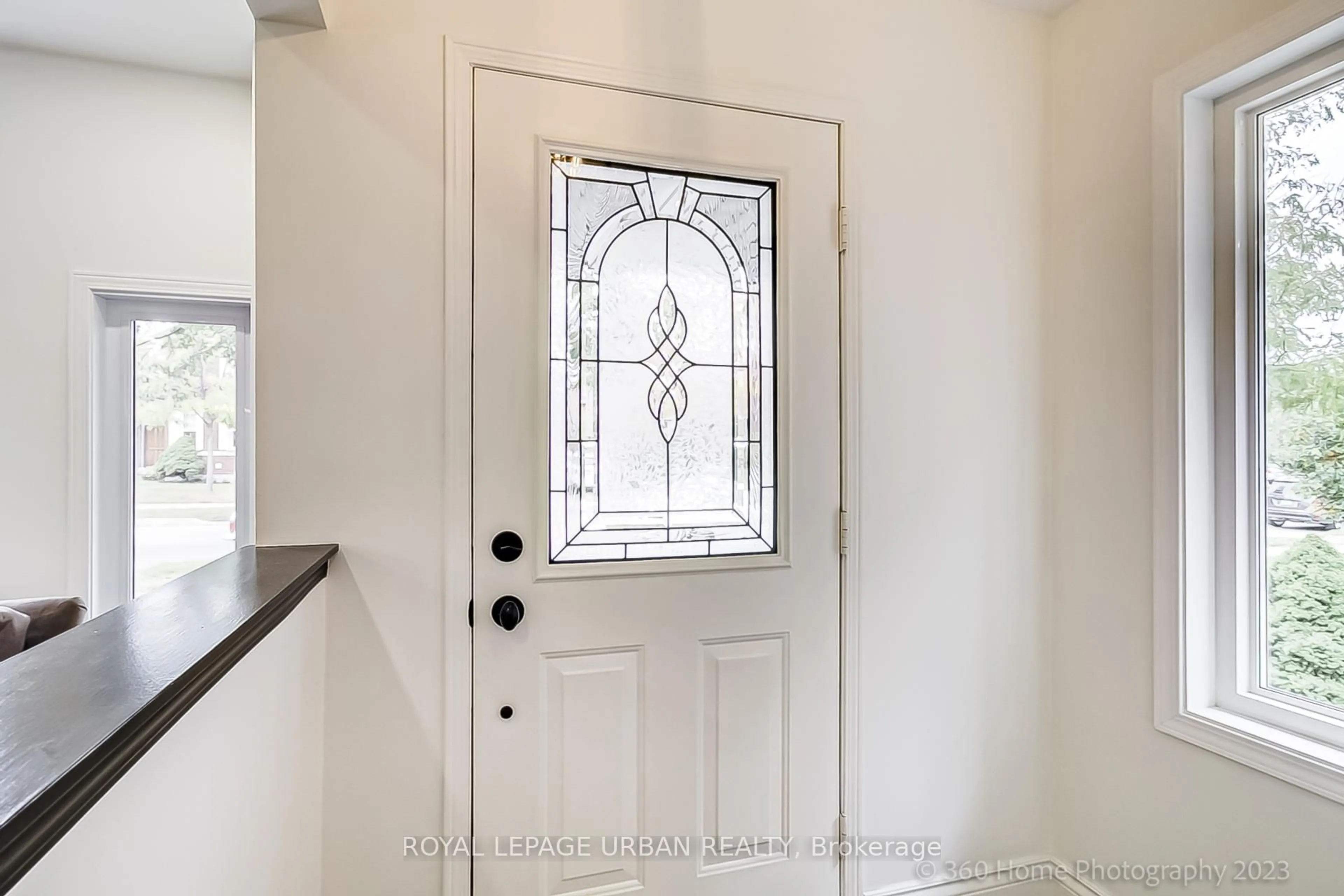 Indoor entryway for 165 Westfield Tr, Oakville Ontario L6H 6H7