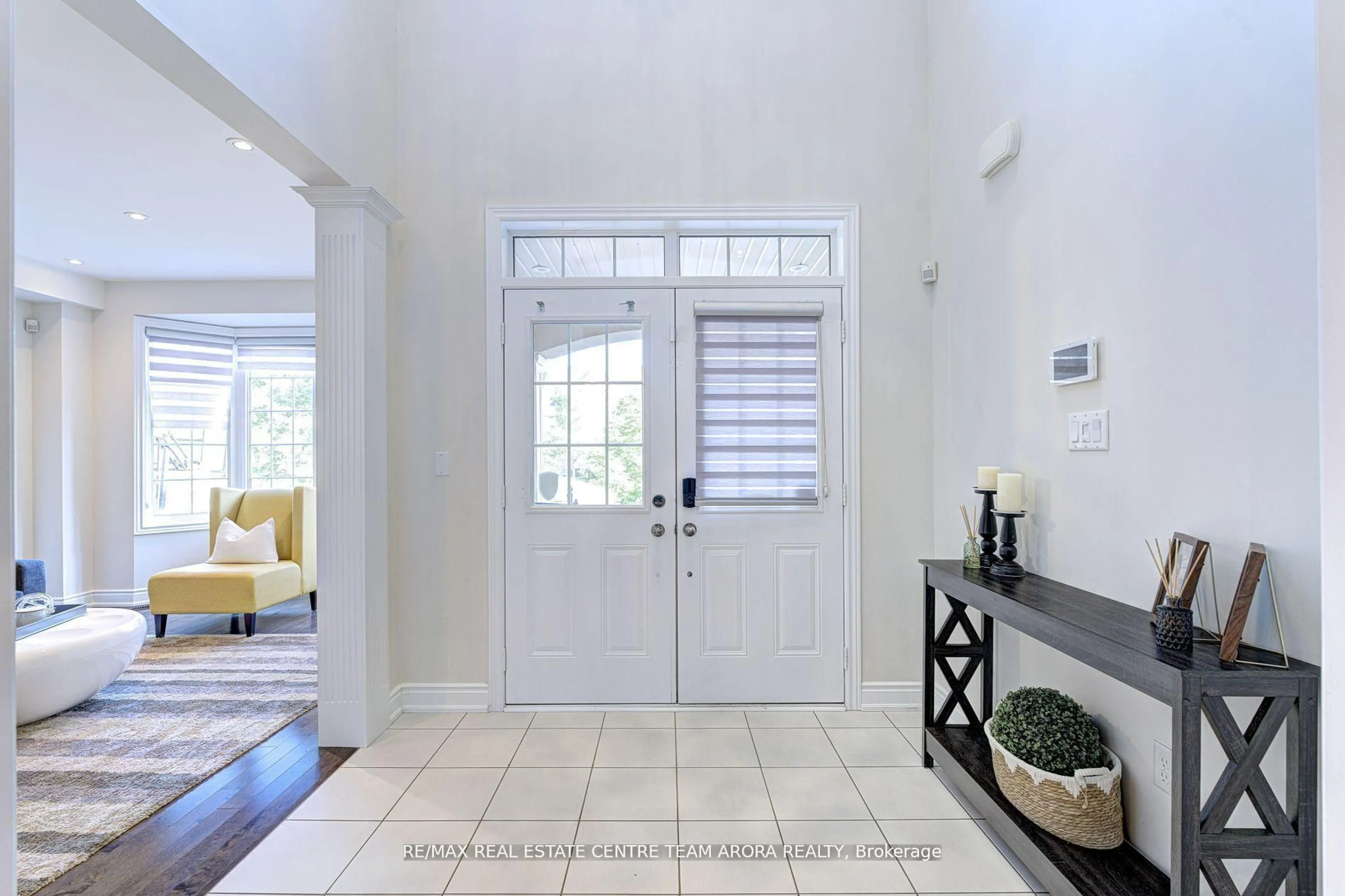 Indoor entryway for 18 Deanston Crt, Brampton Ontario L6X 2Z7