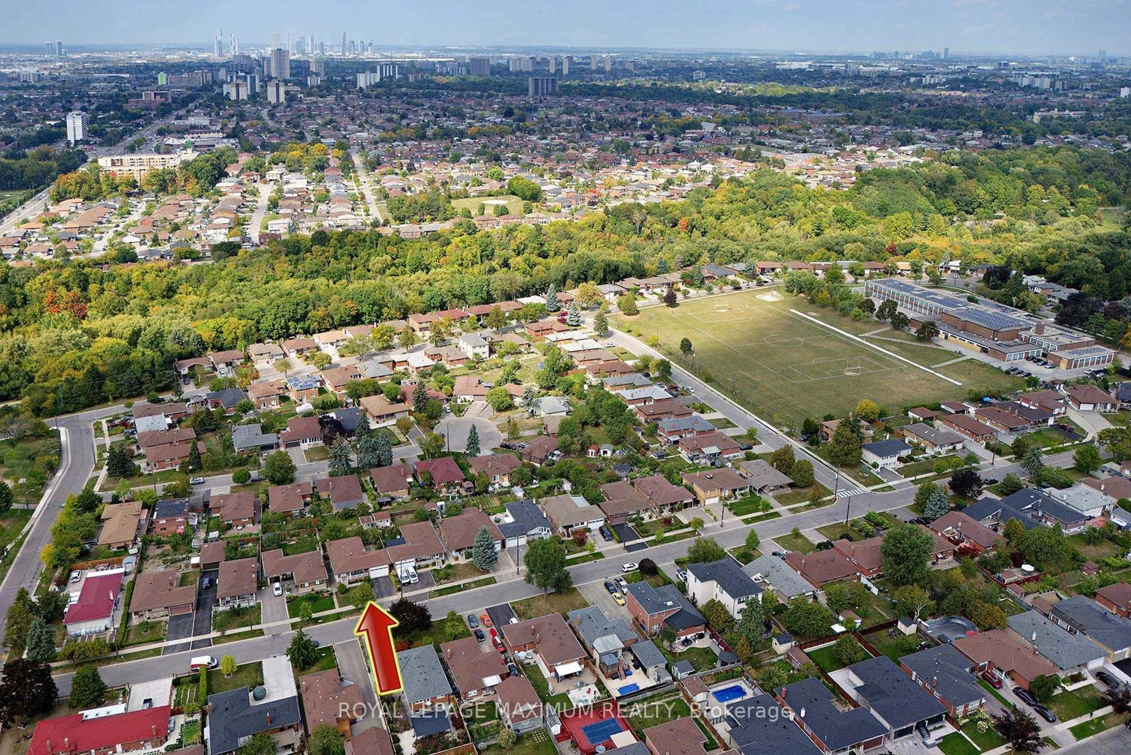 A pic from outside/outdoor area/front of a property/back of a property/a pic from drone, street for 10 Gatesgill Cres, Toronto Ontario M3M 1X9