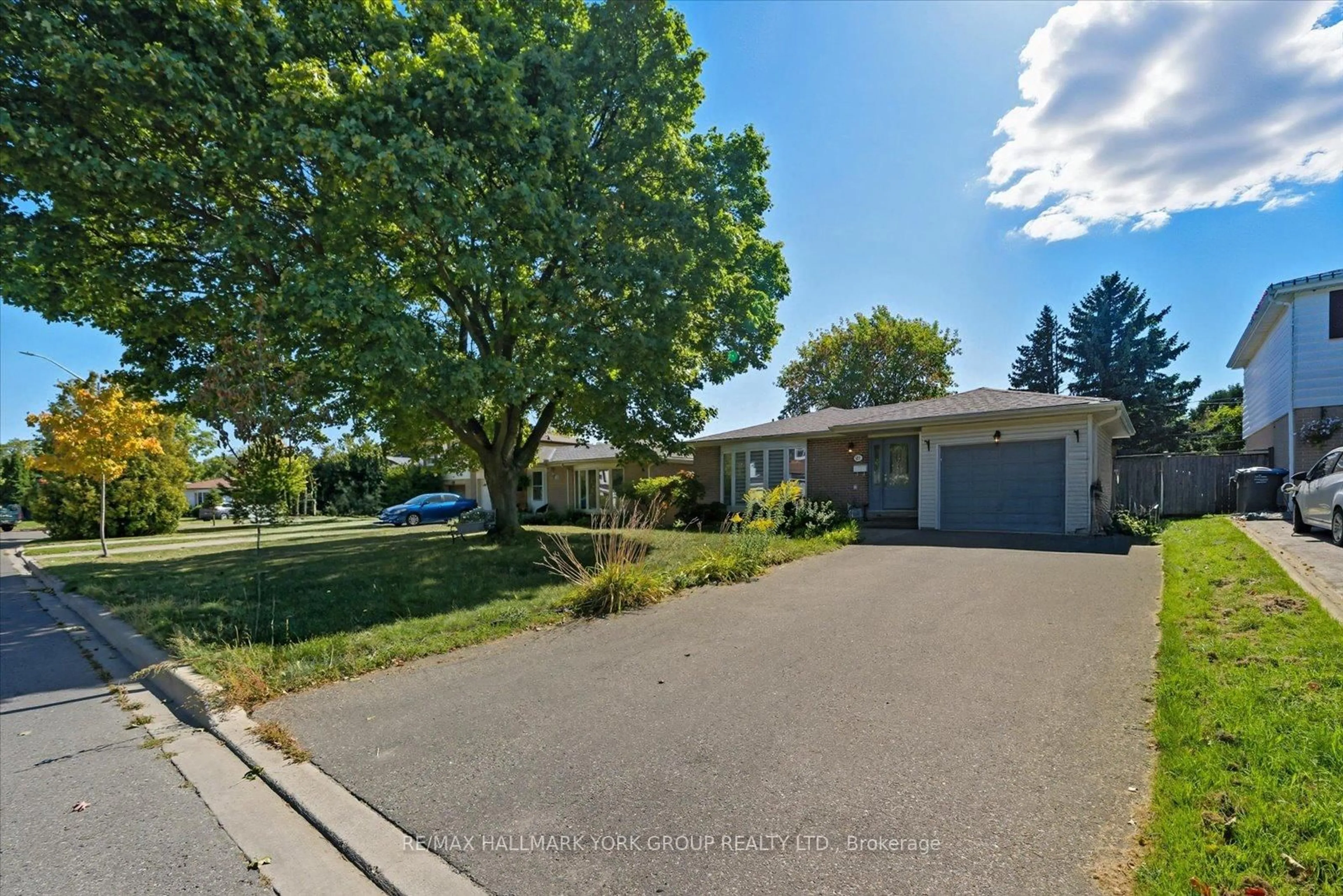 A pic from outside/outdoor area/front of a property/back of a property/a pic from drone, street for 27 Bromley Cres, Brampton Ontario L6T 1Z2