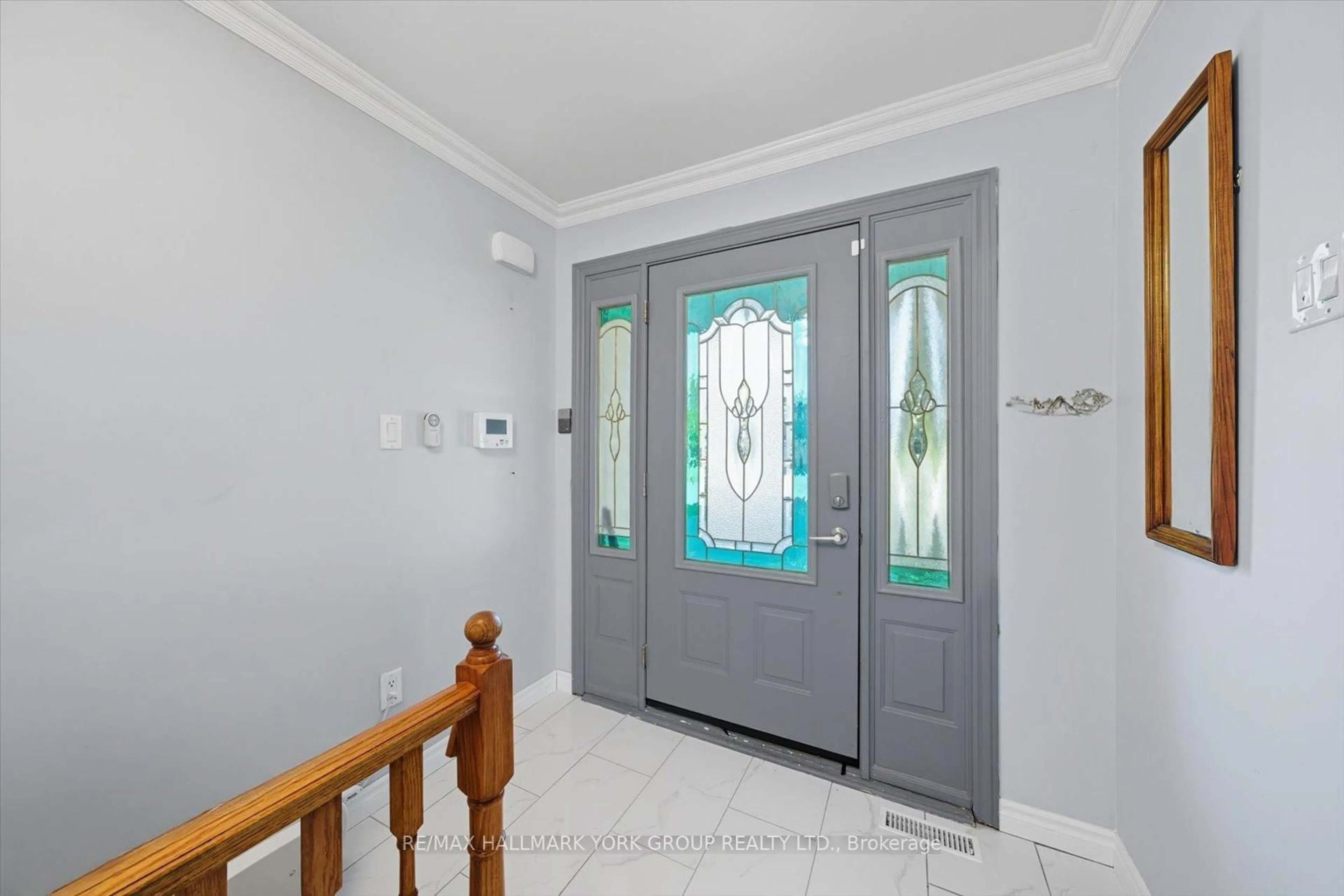 Indoor entryway for 27 Bromley Cres, Brampton Ontario L6T 1Z2