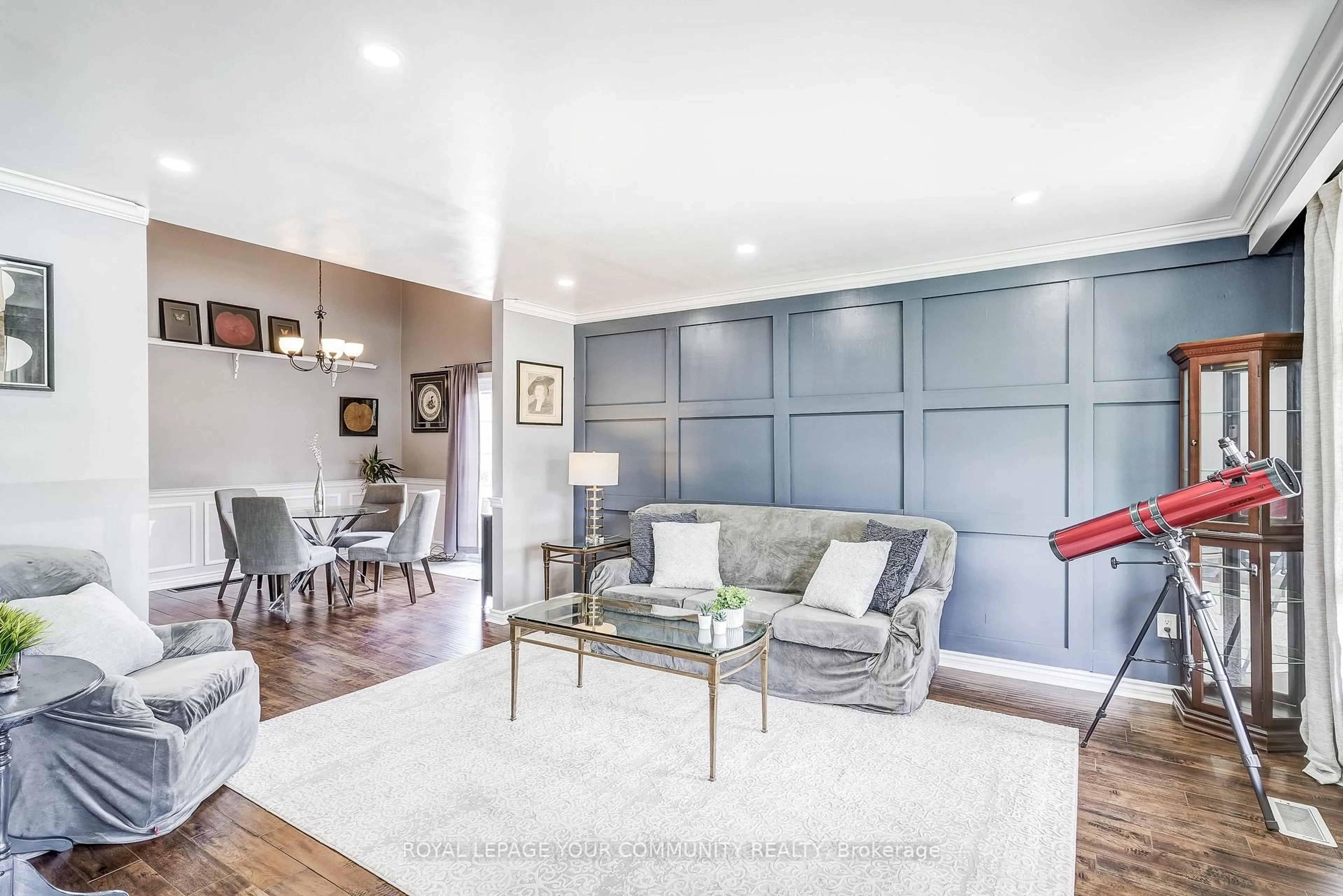 Living room with furniture, unknown for 2661 Council Ring Rd, Mississauga Ontario L5L 1S6