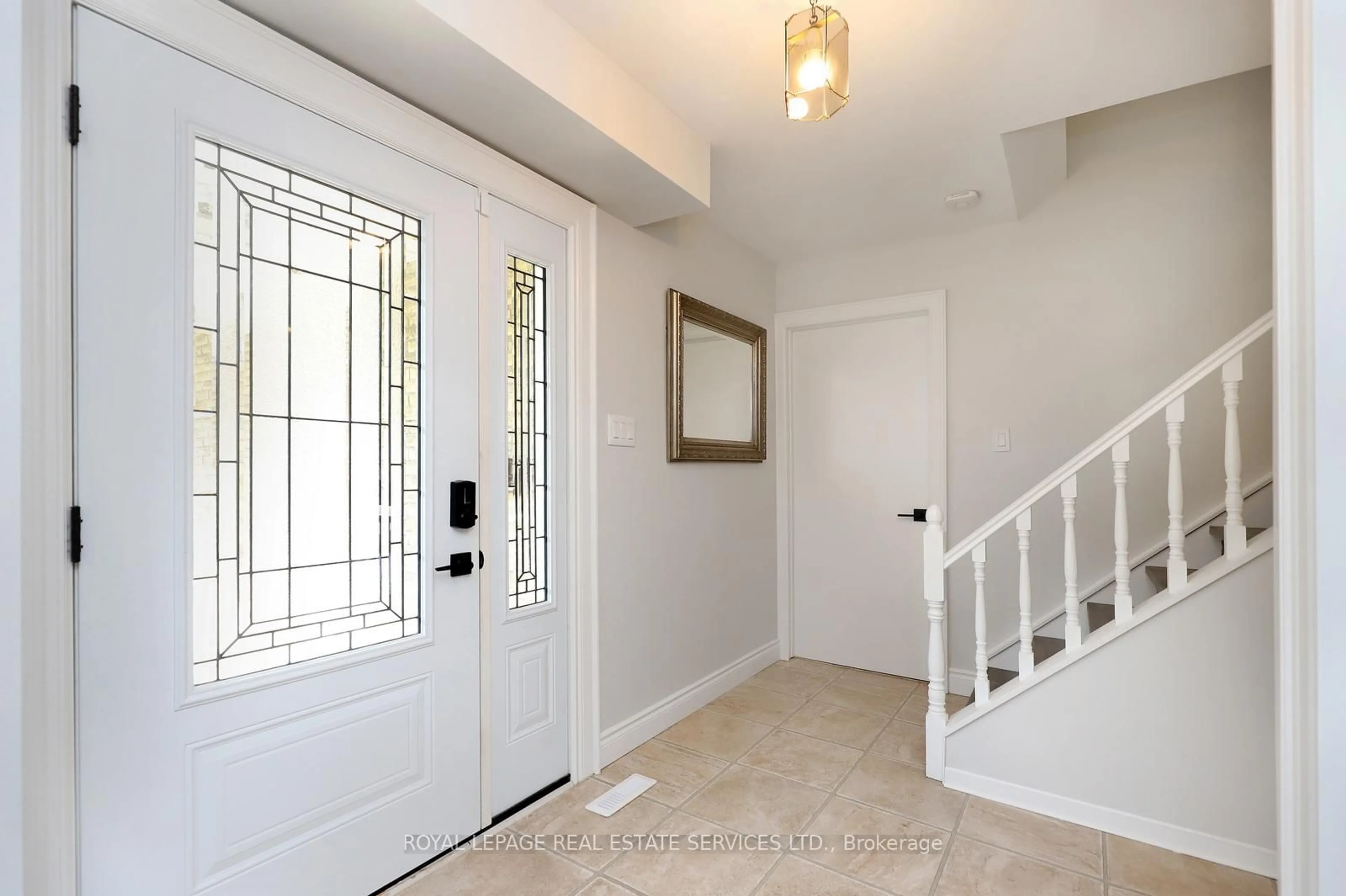 Indoor entryway for 2549 Merrington Cres, Mississauga Ontario L5K 2B8
