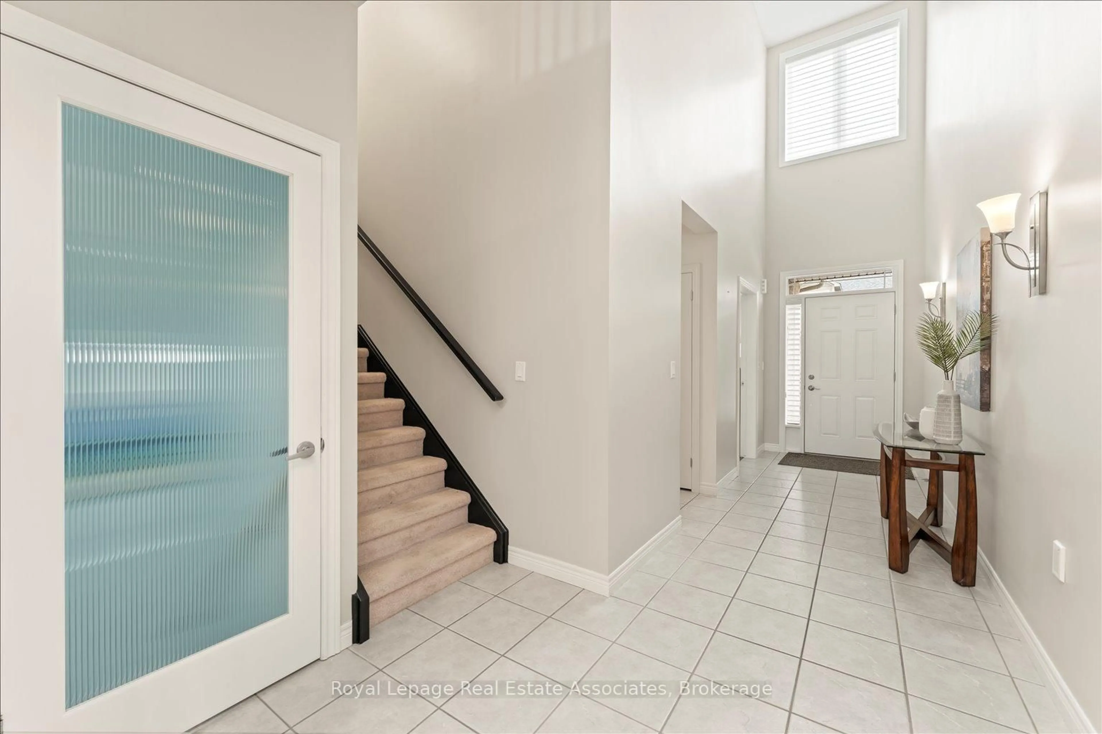 Indoor entryway for 2125 Itabashi Way #117, Burlington Ontario L7M 0A1