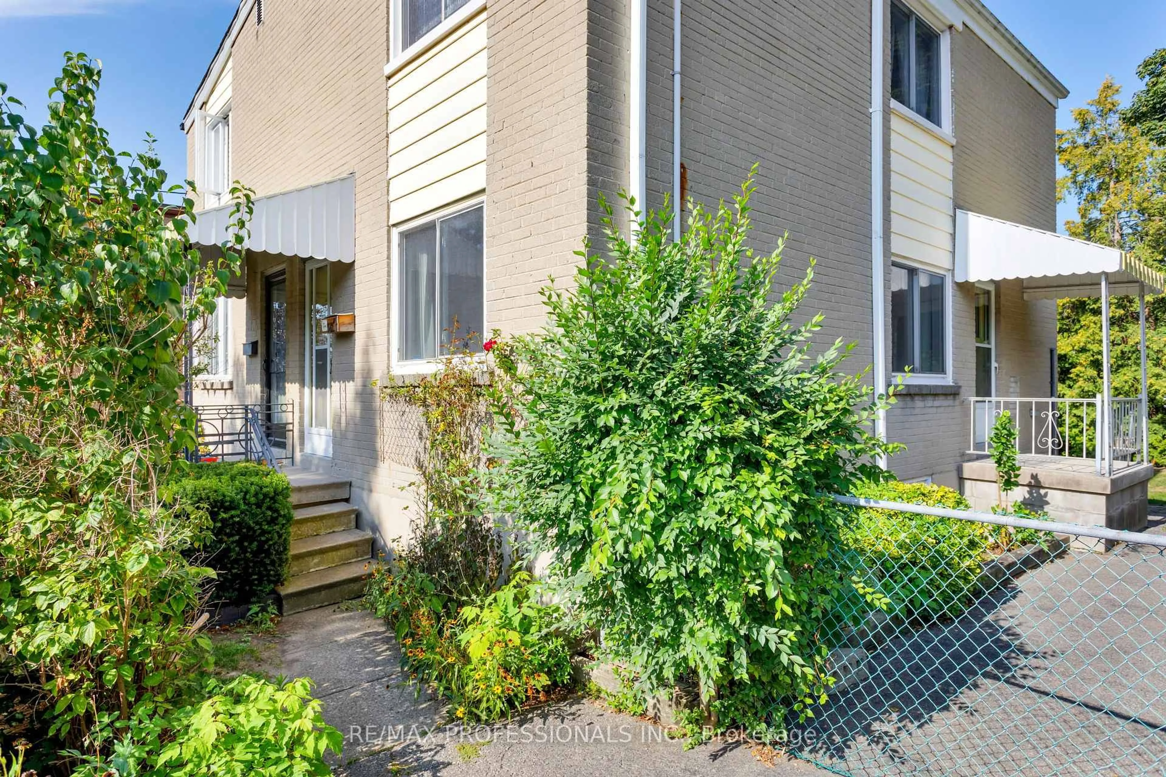 Patio, street for 38 Van Stassen Blvd, Toronto Ontario M6S 2N5