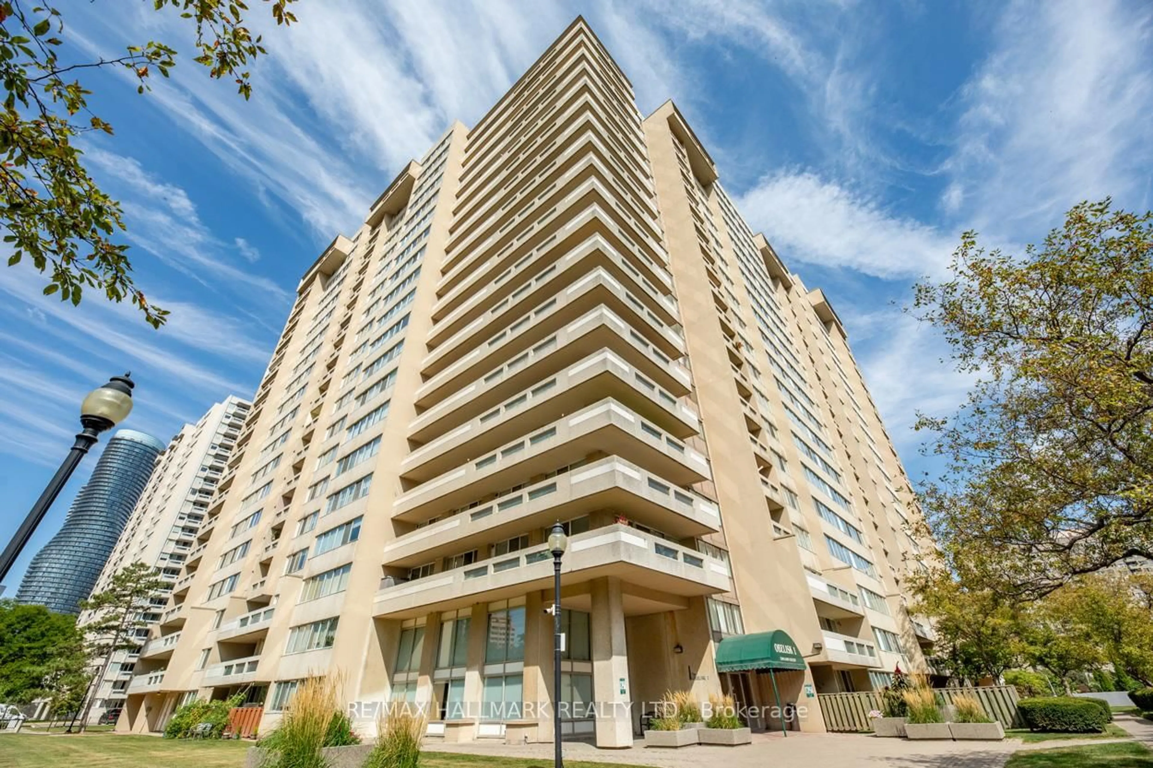Patio, building for 3590 Kaneff Cres #702, Mississauga Ontario L5A 3X3