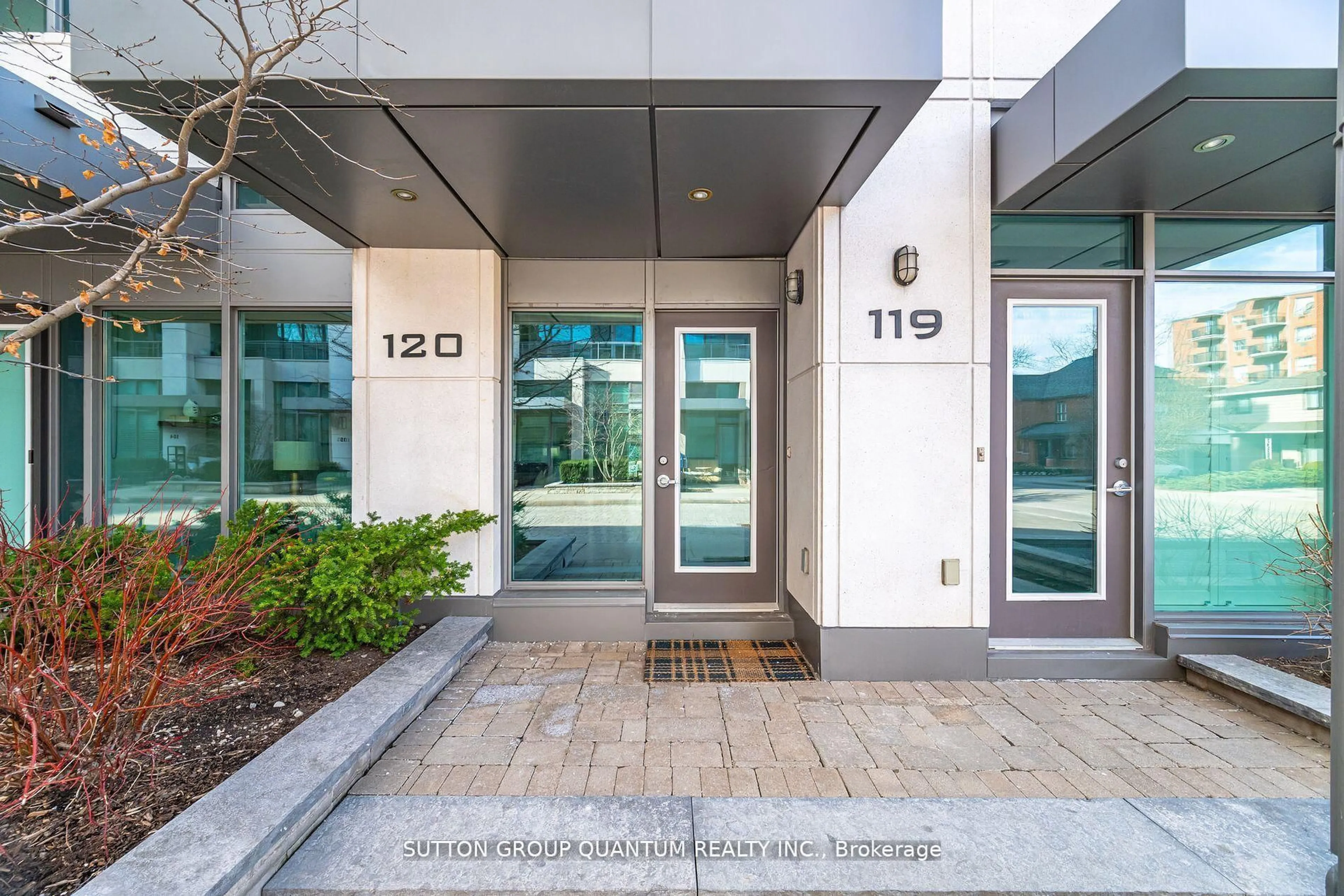 Indoor foyer for 56 Jones St #120, Oakville Ontario L6L 3E5
