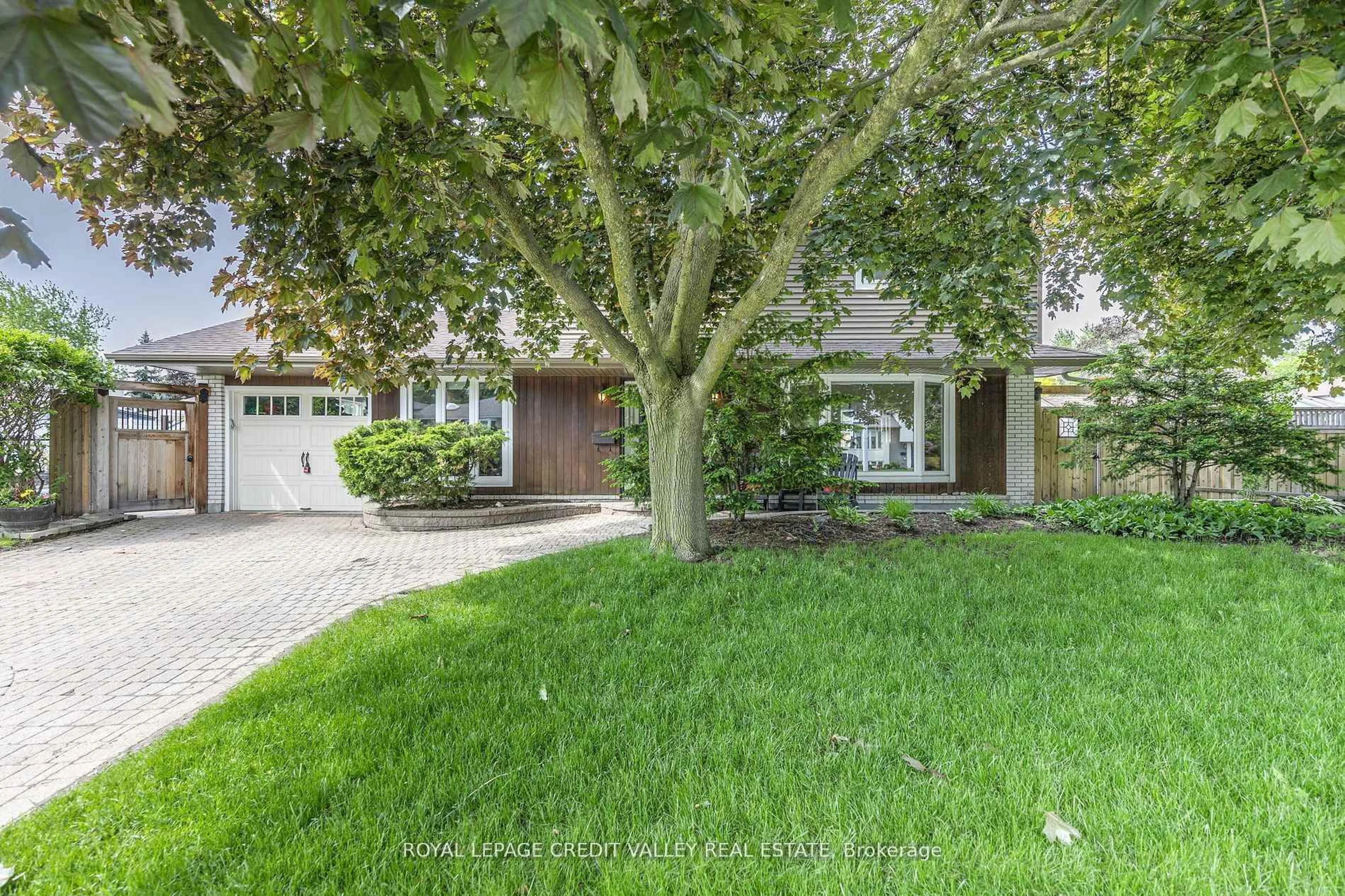 A pic from outside/outdoor area/front of a property/back of a property/a pic from drone, street for 36 Lockton Cres, Brampton Ontario L6W 1C3