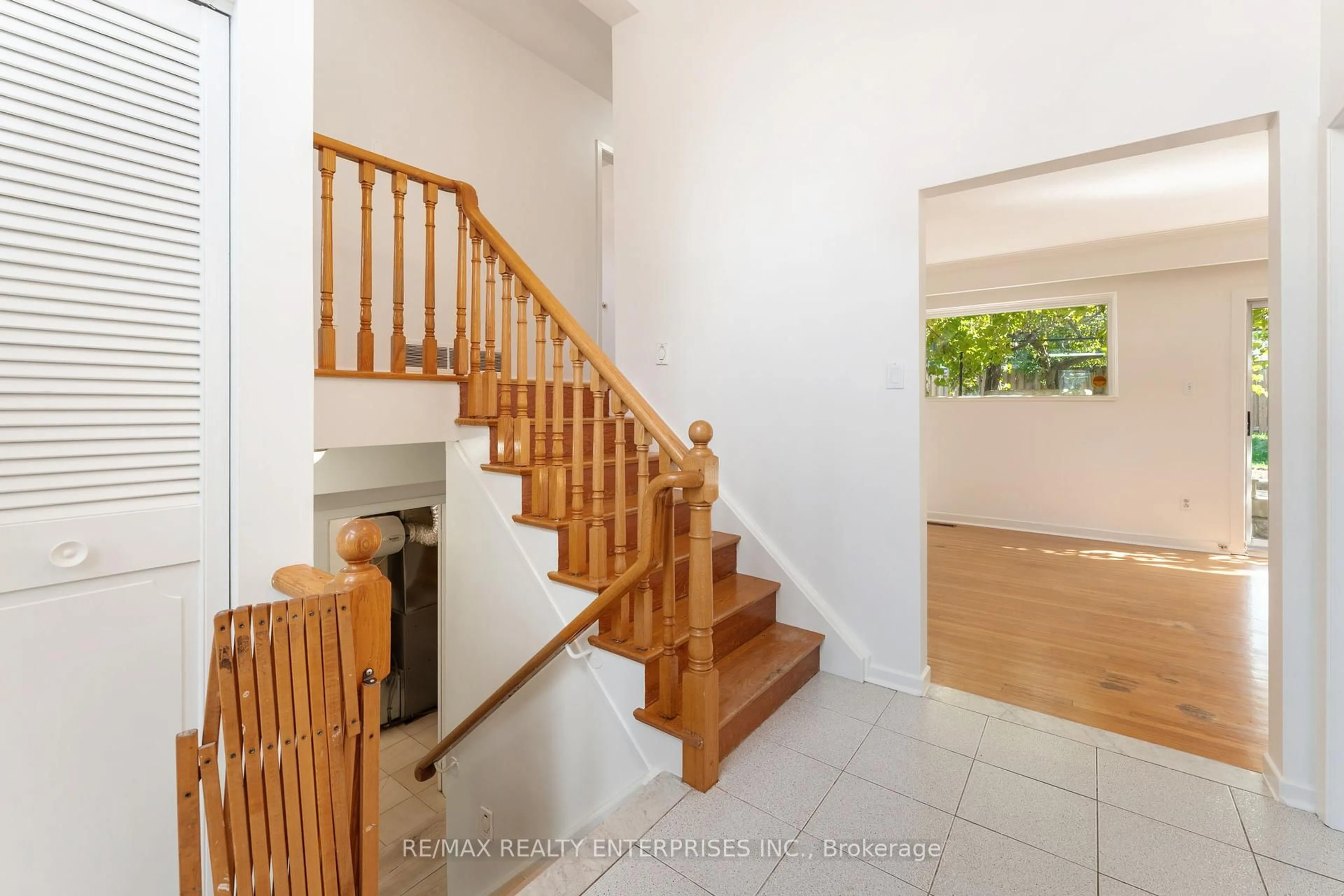 Indoor foyer for 85 John Garland Blvd, Toronto Ontario M9V 1N5