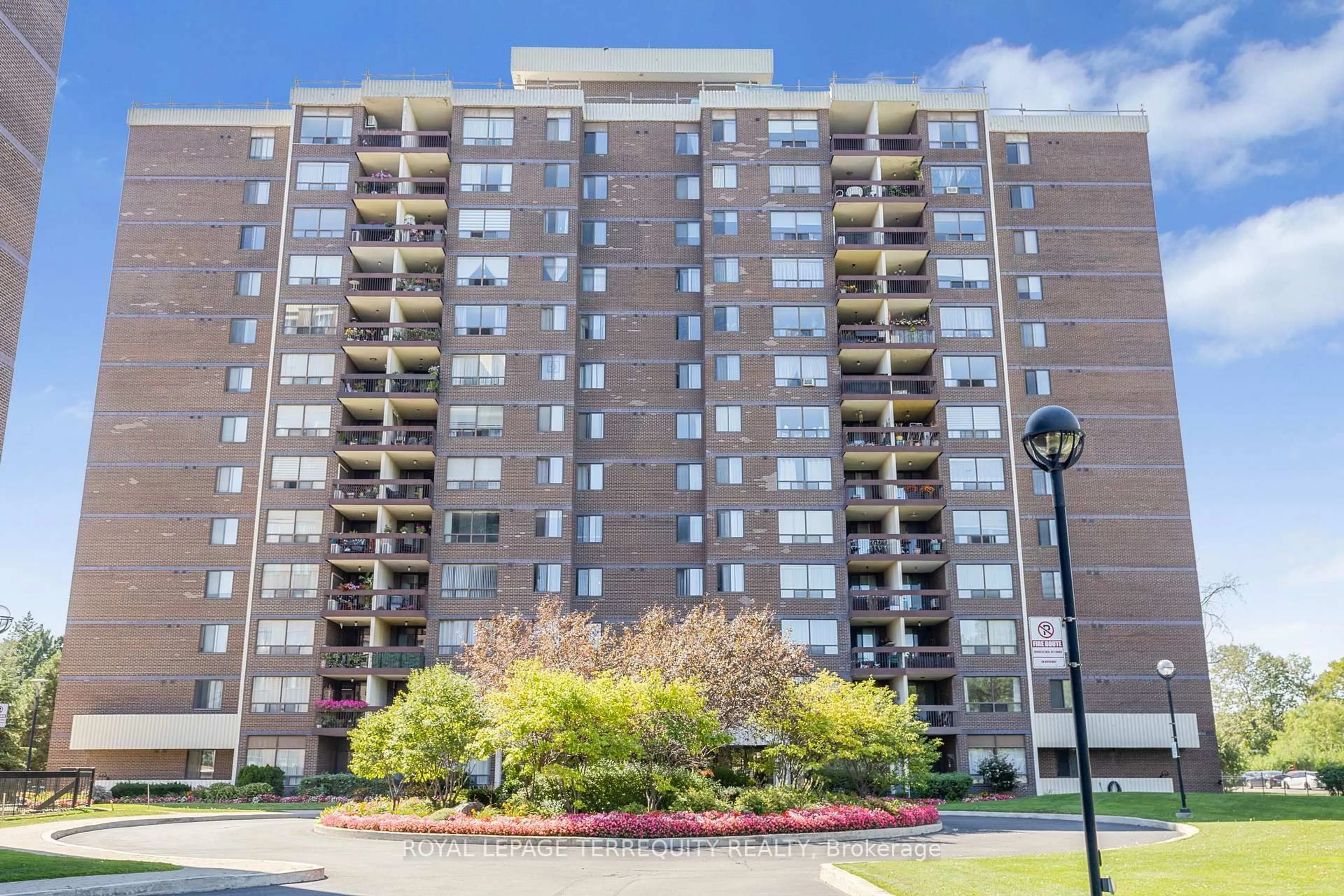 Patio, building for 2556 Argyle Rd #601, Mississauga Ontario L5B 2H6