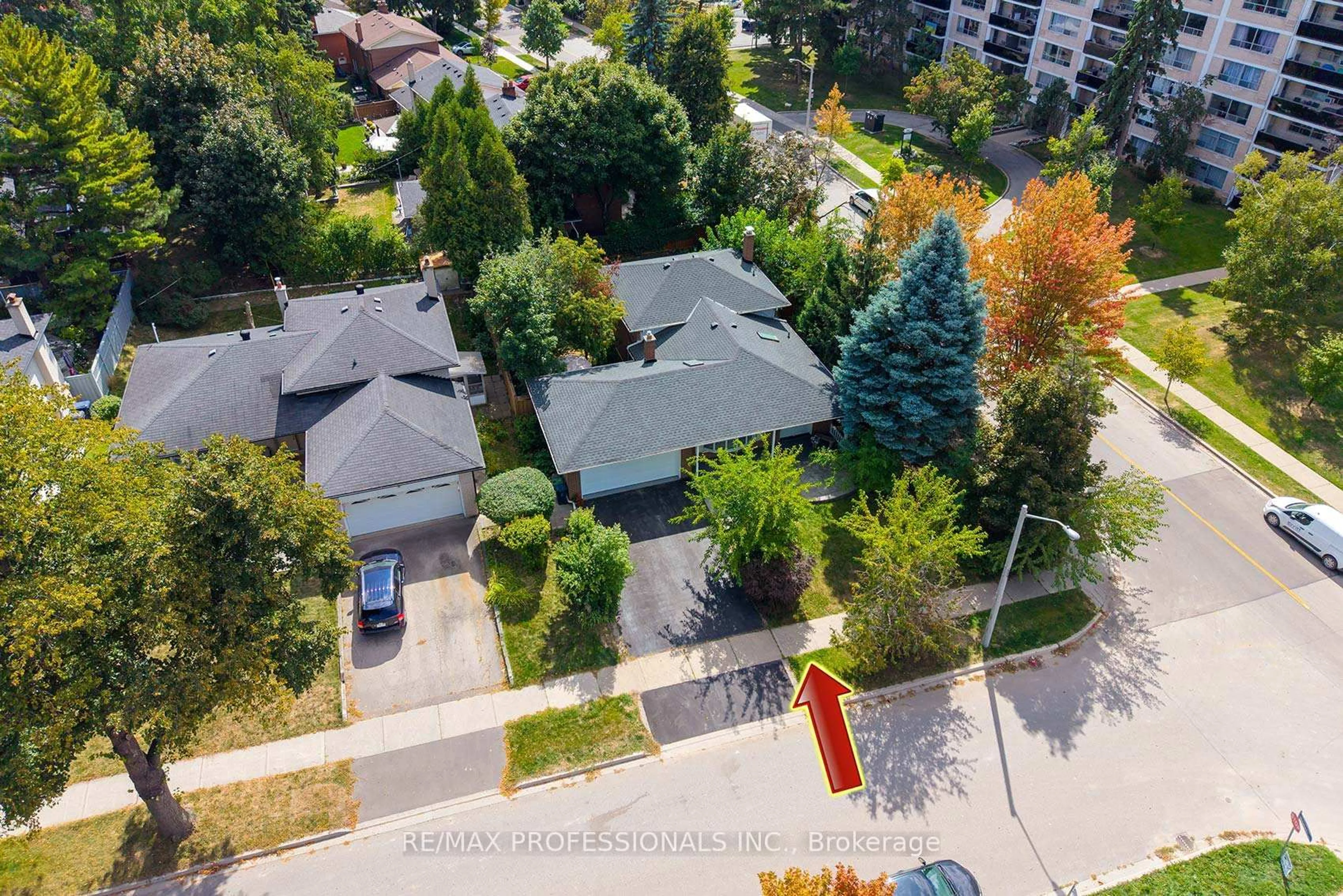 A pic from outside/outdoor area/front of a property/back of a property/a pic from drone, street for 37 Sunplains Cres, Toronto Ontario M9C 1M4