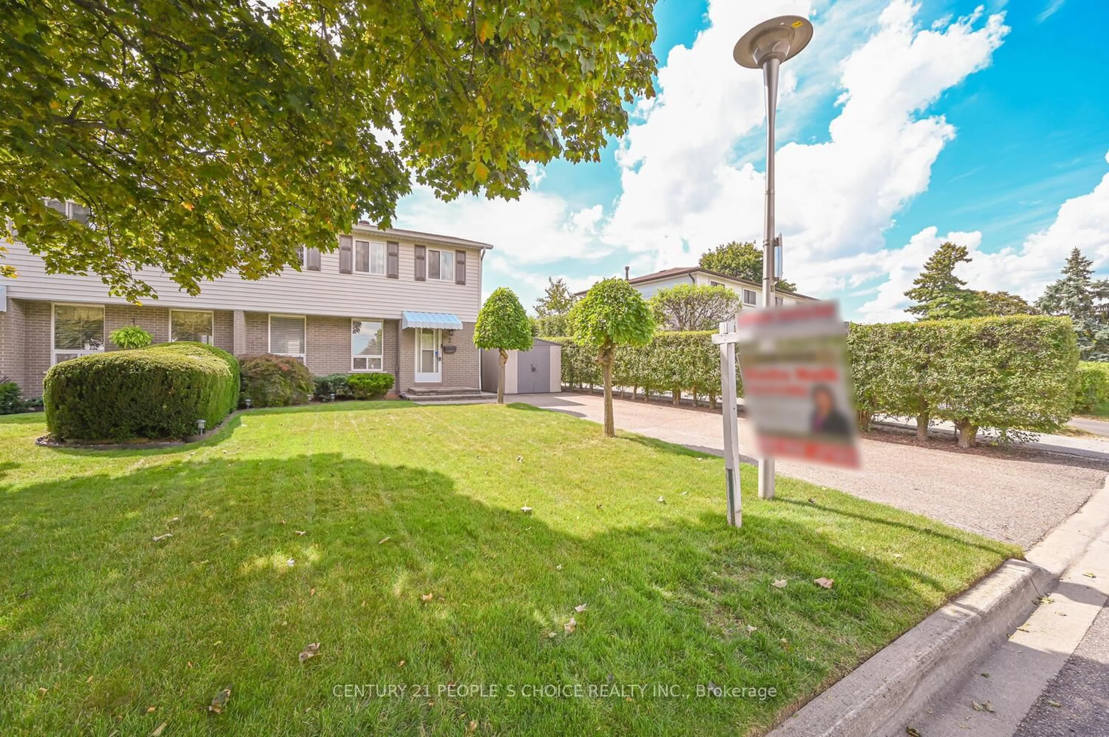 A pic from outside/outdoor area/front of a property/back of a property/a pic from drone, street for 2 Fontaine Crt, Brampton Ontario L6T 3J2