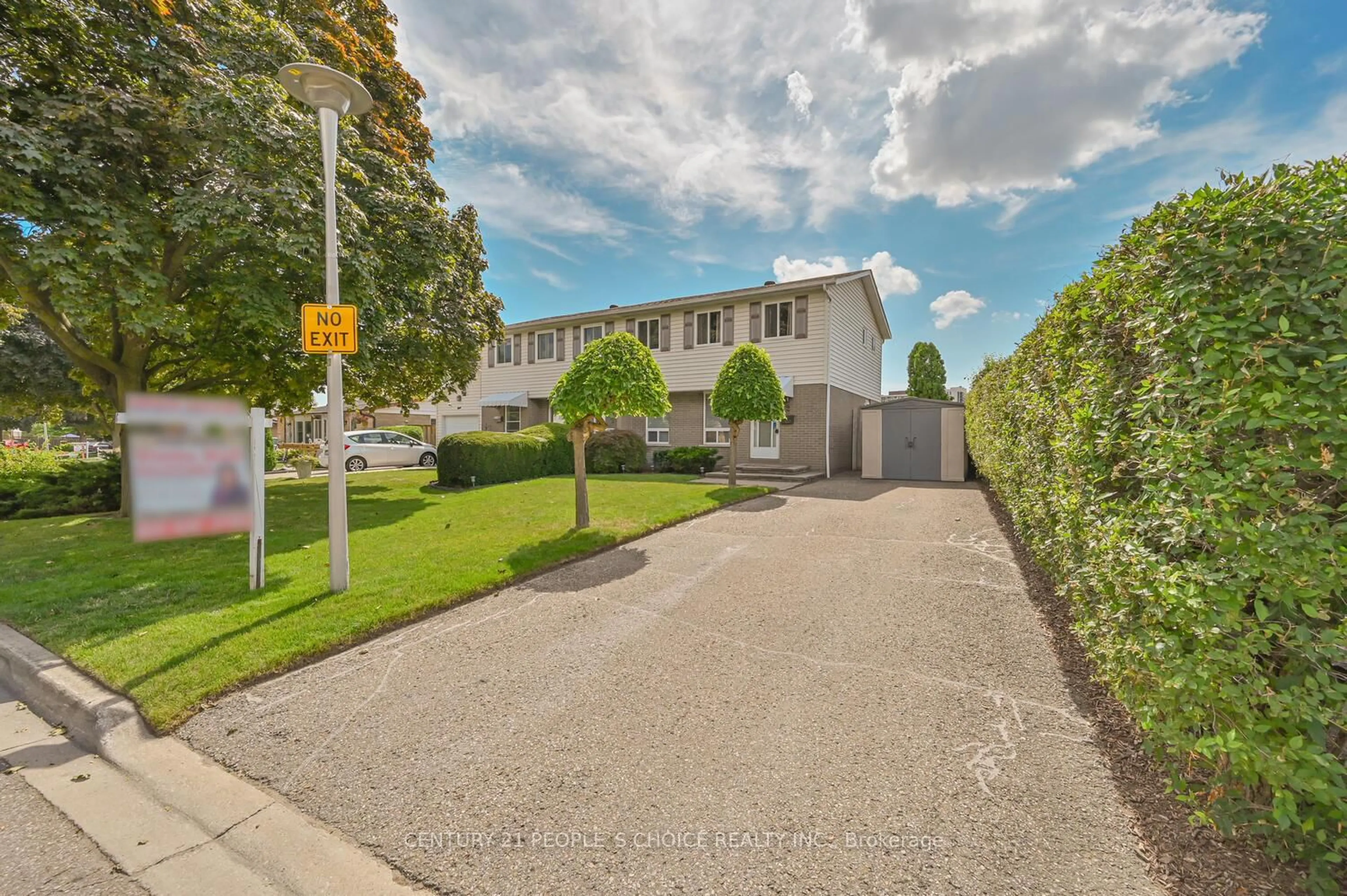 A pic from outside/outdoor area/front of a property/back of a property/a pic from drone, street for 2 Fontaine Crt, Brampton Ontario L6T 3J2