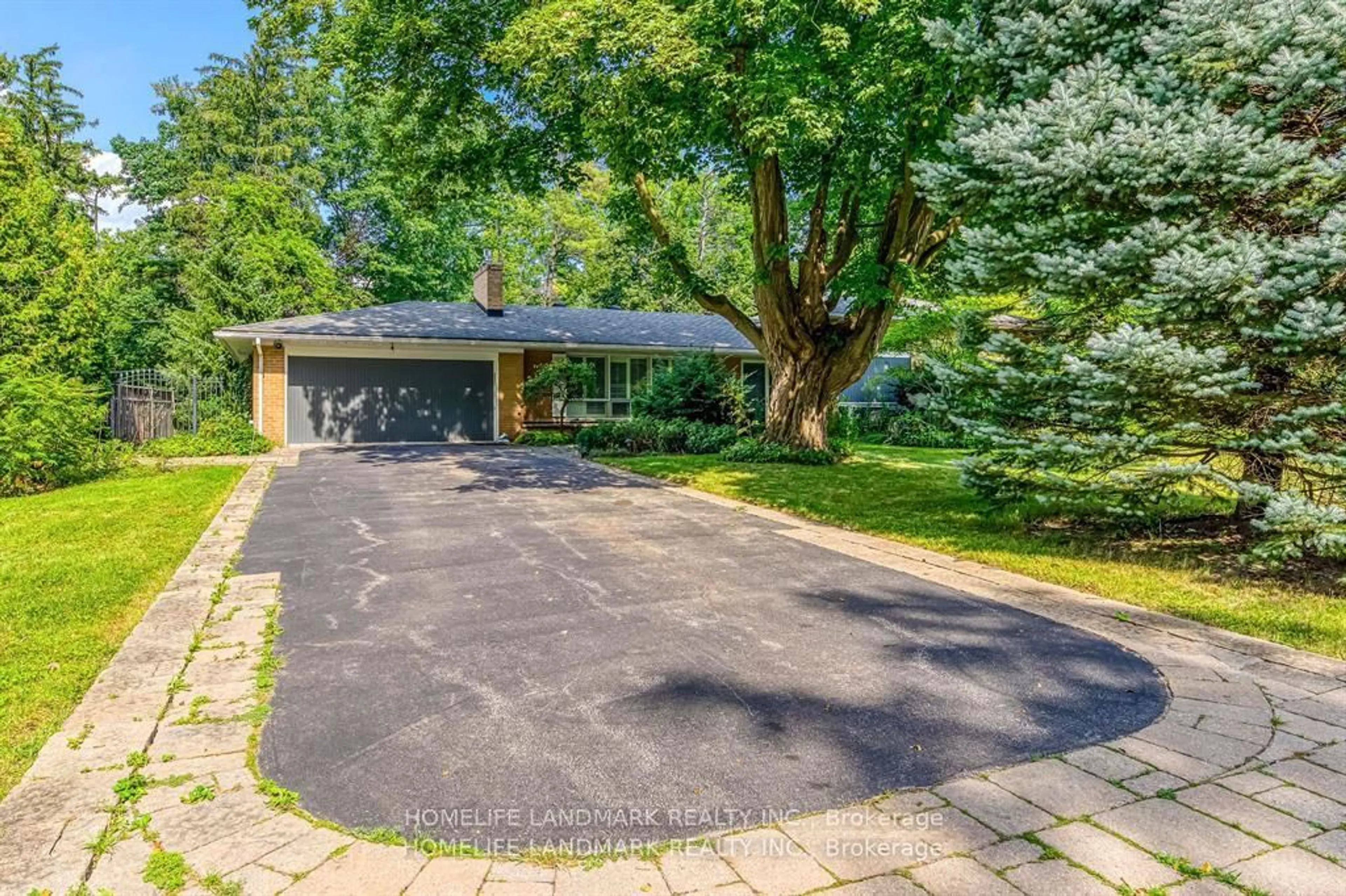 A pic from outside/outdoor area/front of a property/back of a property/a pic from drone, street for 115 Wolfdale Ave, Oakville Ontario L6L 4R9