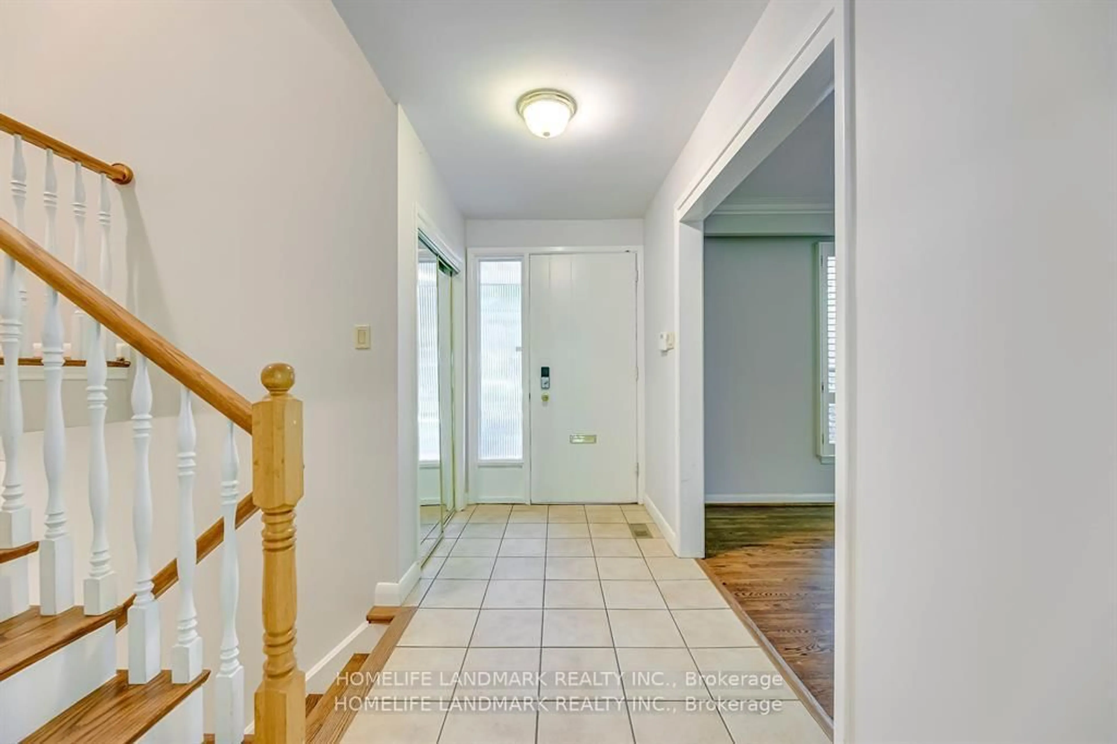 Indoor entryway for 115 Wolfdale Ave, Oakville Ontario L6L 4R9