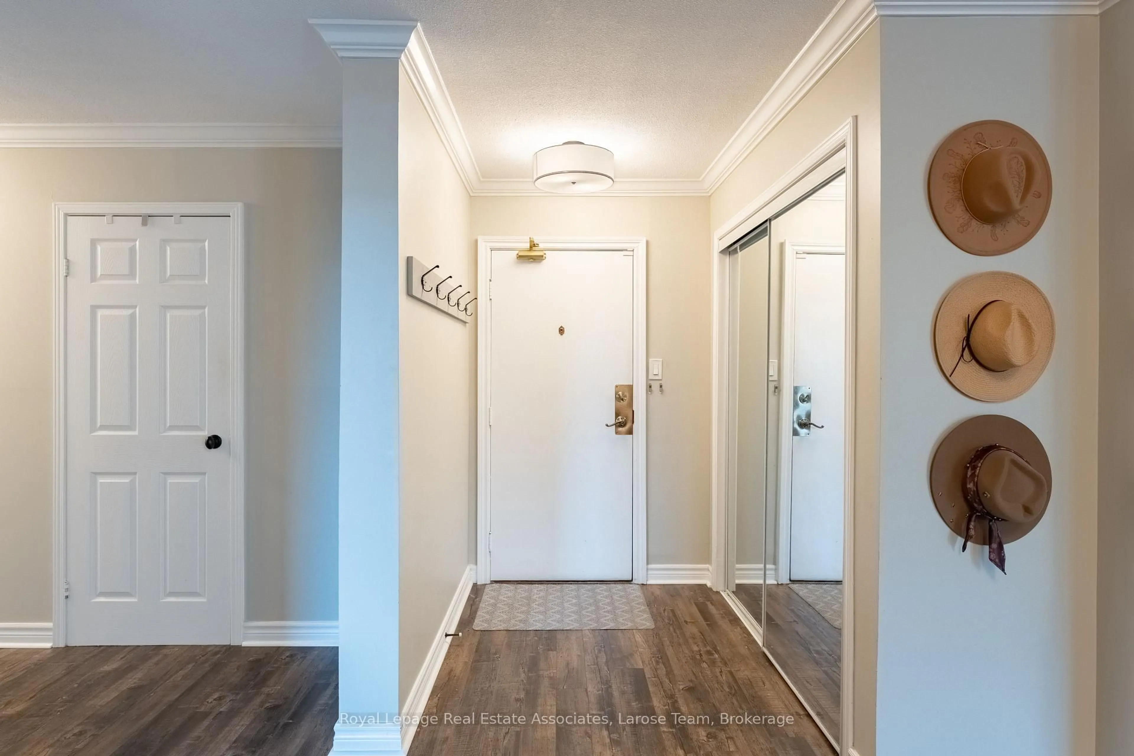 Indoor entryway for 1425 Ghent Ave #201, Burlington Ontario L7S 1X5