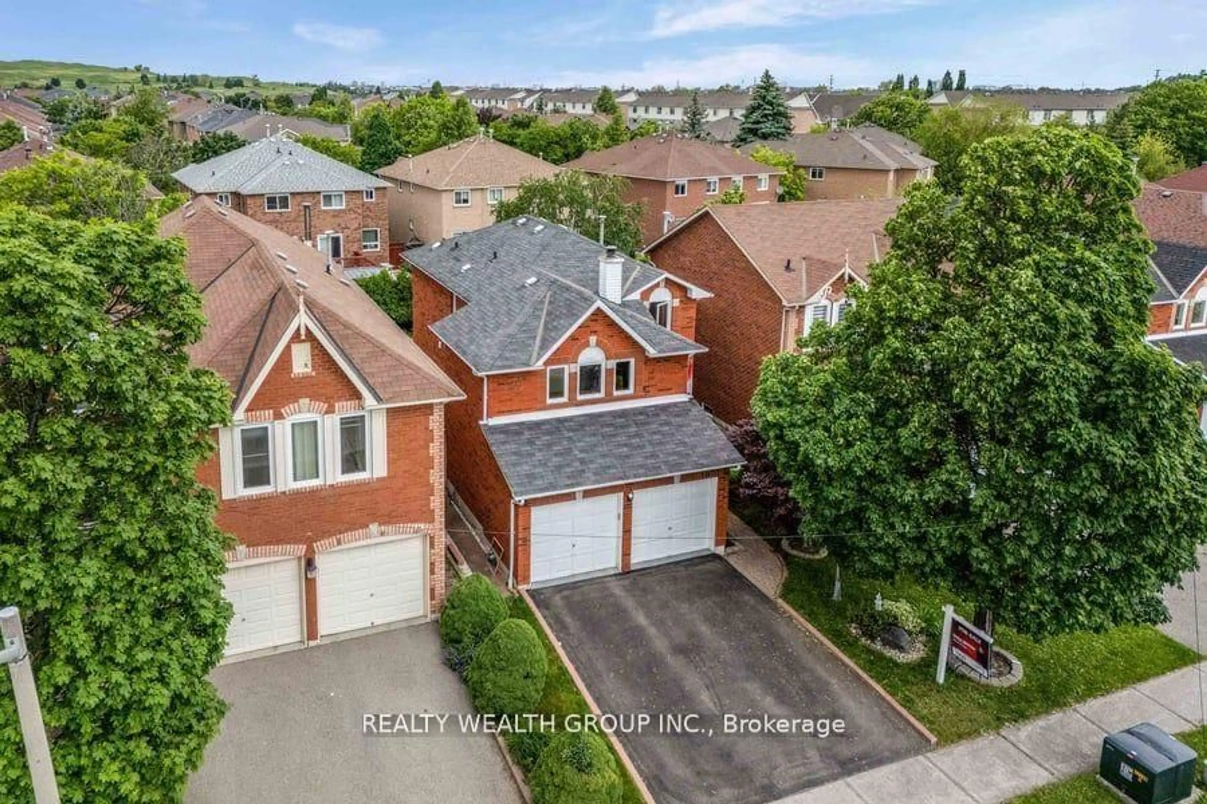 A pic from outside/outdoor area/front of a property/back of a property/a pic from drone, street for 1077 Windsor Hill Blvd, Mississauga Ontario L5V 1P4