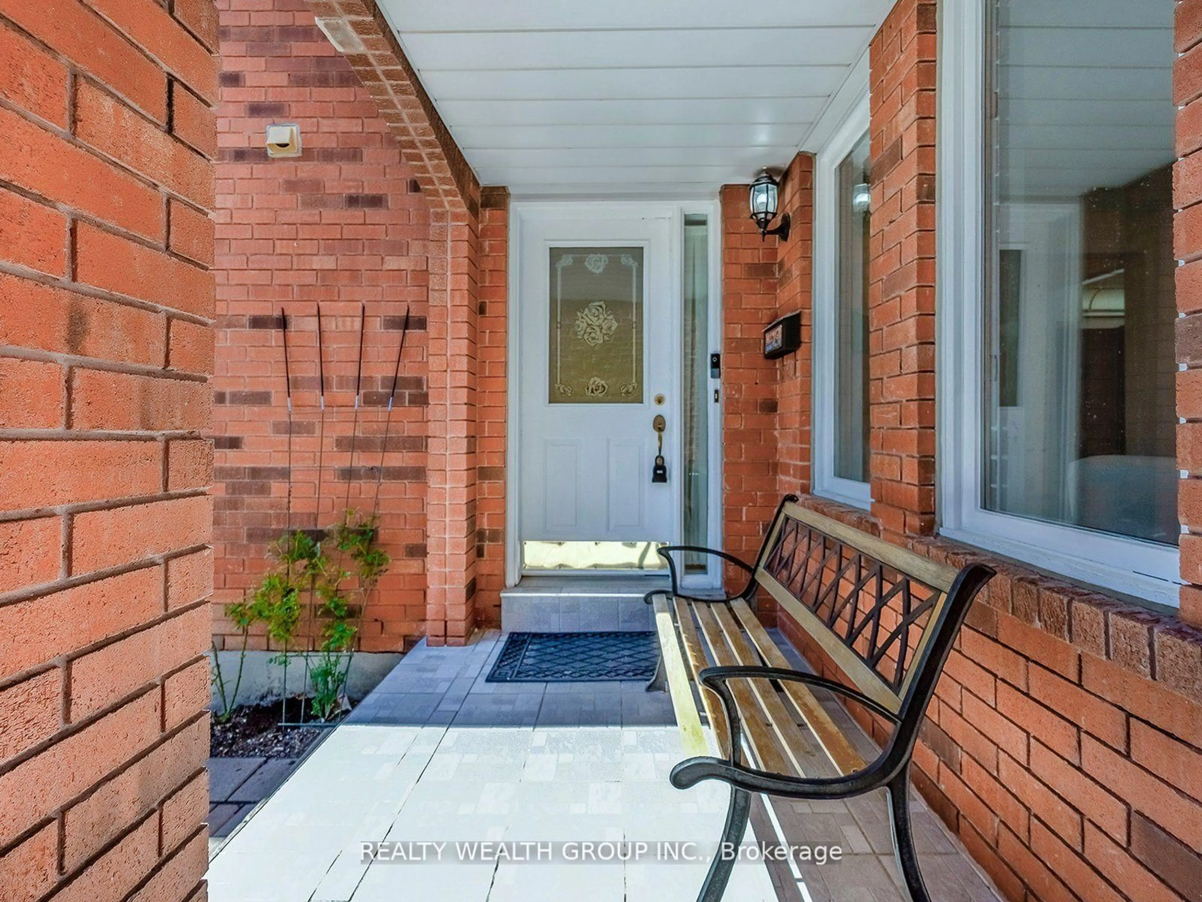 Indoor entryway for 1077 Windsor Hill Blvd, Mississauga Ontario L5V 1P4