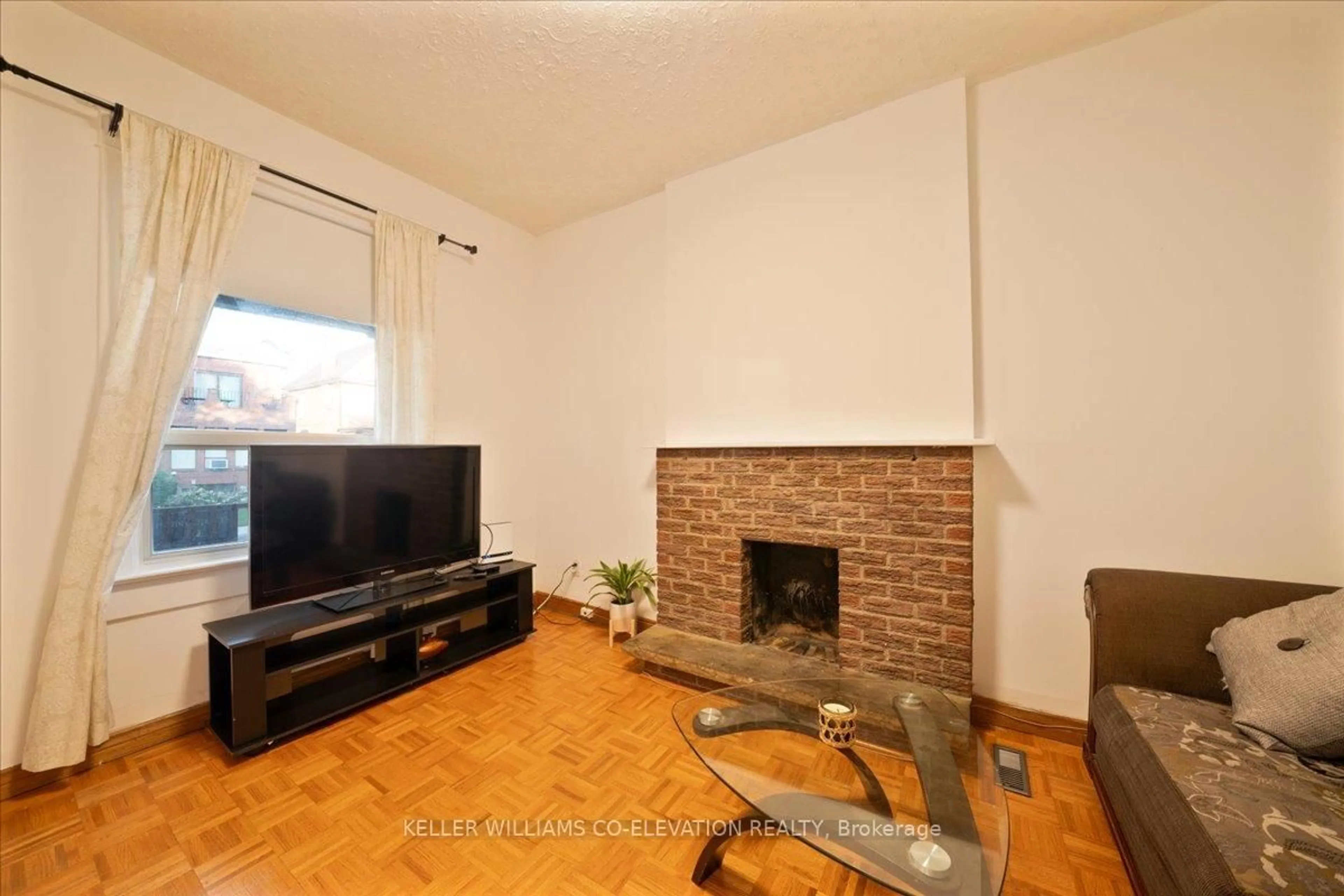 Living room with furniture, unknown for 85 Emerson Ave, Toronto Ontario M6H 3S7