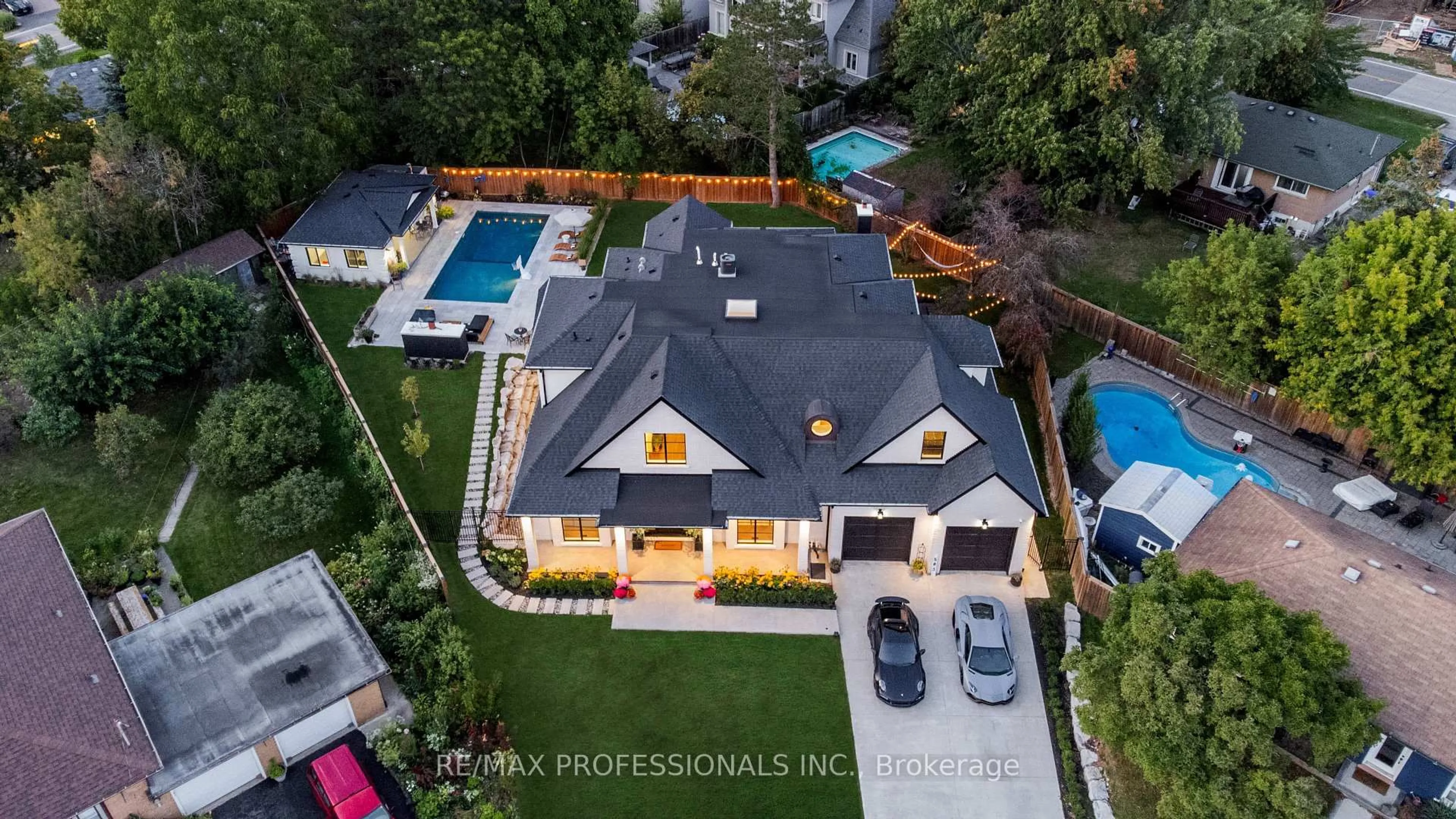 A pic from outside/outdoor area/front of a property/back of a property/a pic from drone, street for 583 Weir Ave, Oakville Ontario L6L 4X3