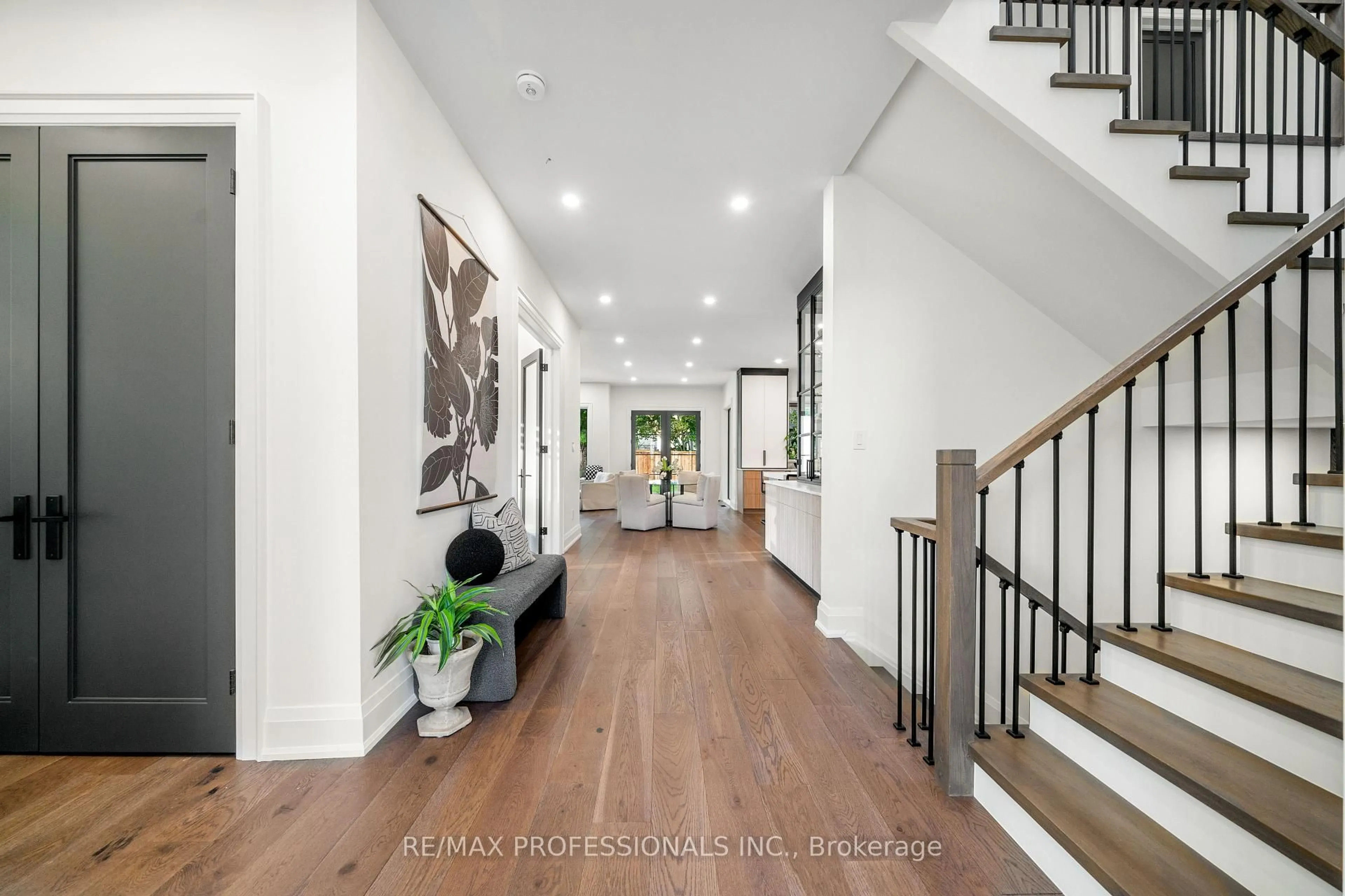 Indoor entryway for 583 Weir Ave, Oakville Ontario L6L 4X3
