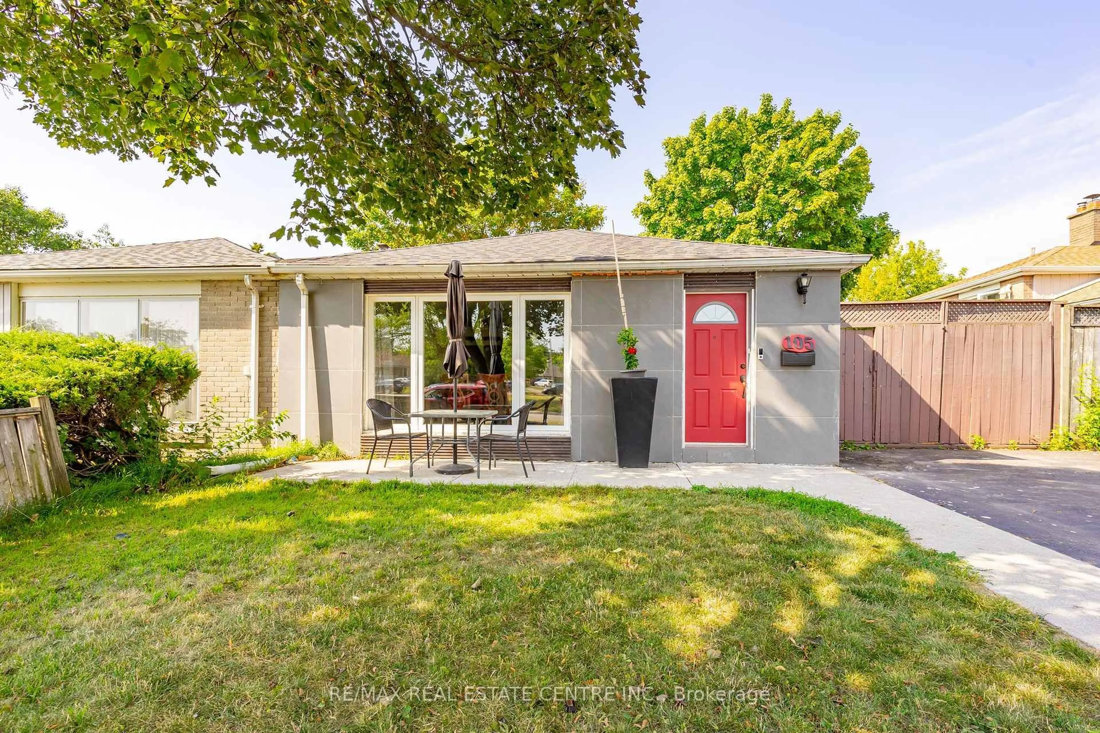 Home with vinyl exterior material, street for 105 Aloma Cres, Brampton Ontario L6T 2N8