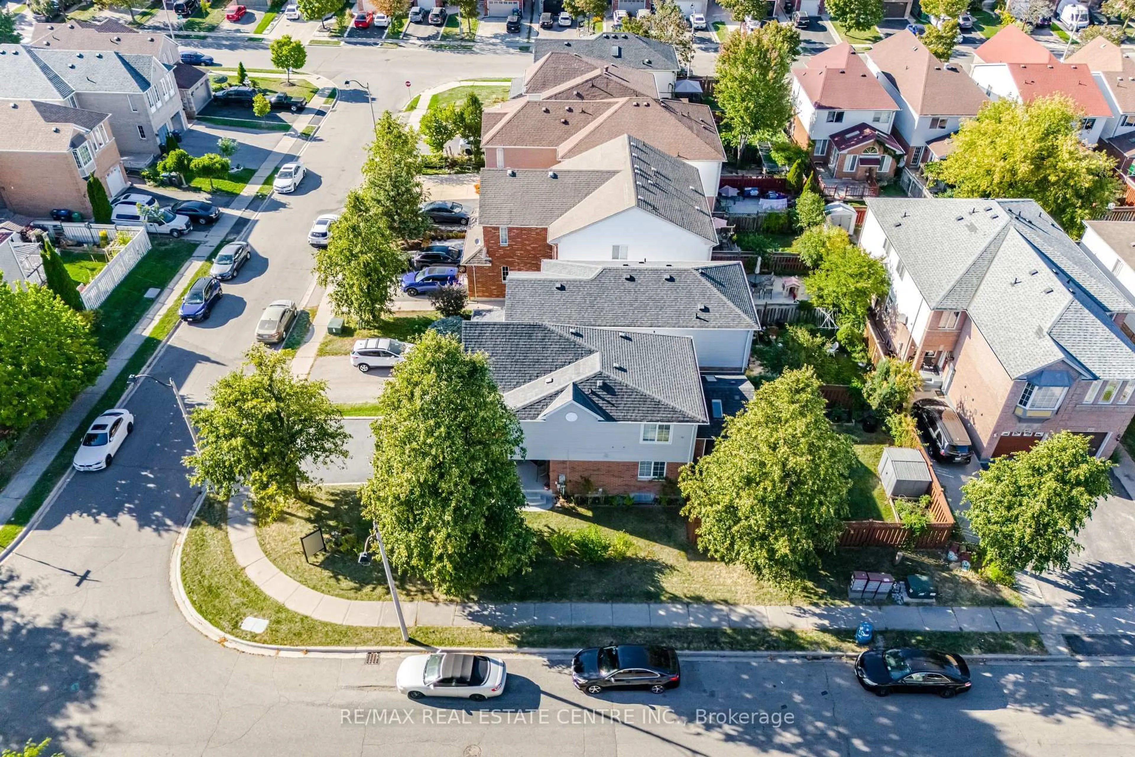 A pic from outside/outdoor area/front of a property/back of a property/a pic from drone, street for 16 Feathertop Lane, Brampton Ontario L6R 1W9